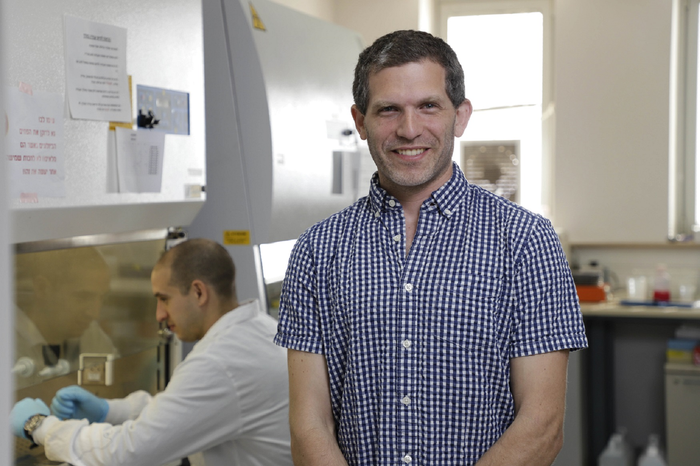 Ben Maoz fue uno de los líderes del equipo de la Universidad de Tel Aviv que identificó a 5 de las 29 proteínas que componen el coronavirus y que producen daños sobre vasos sanguíneos/Universidad de Tel Aviv 