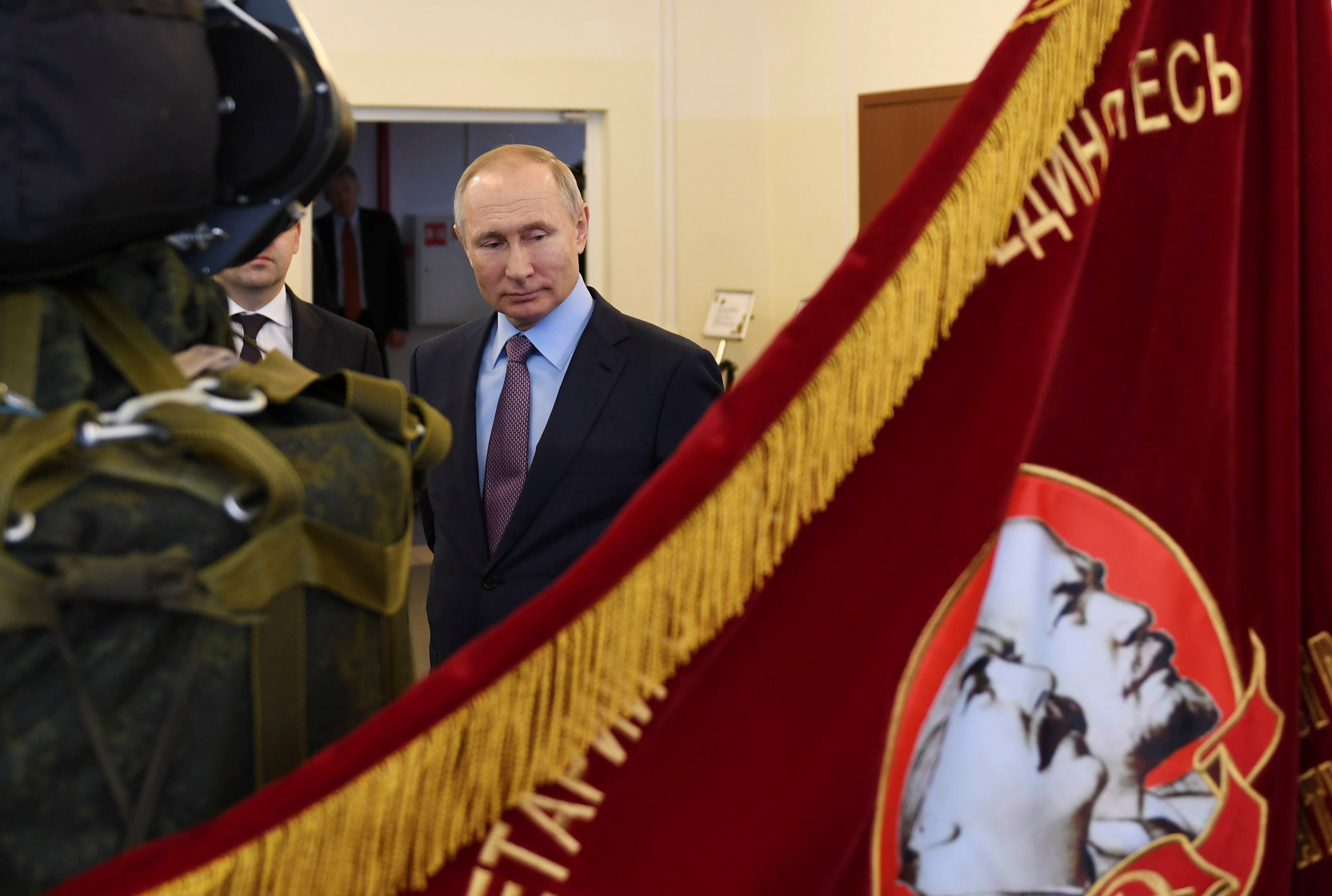 EVladímir Putin, frente a una bandera con imágenes de los líderes soviéticos Vladímir Lenin y José Stalin, en 2020. (Sputnik/Aleksey Nikolskyi/Kremlin) 