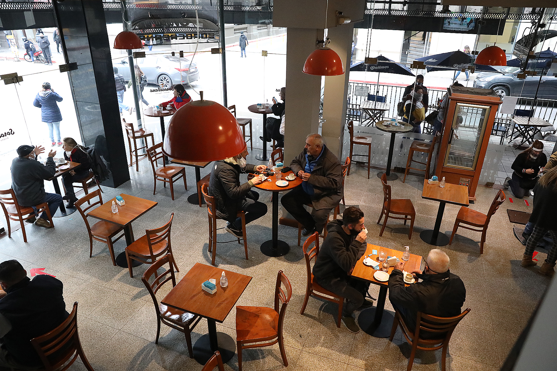 Los bares y los restaurantes tienen habilitadas el 50% del total de mesas