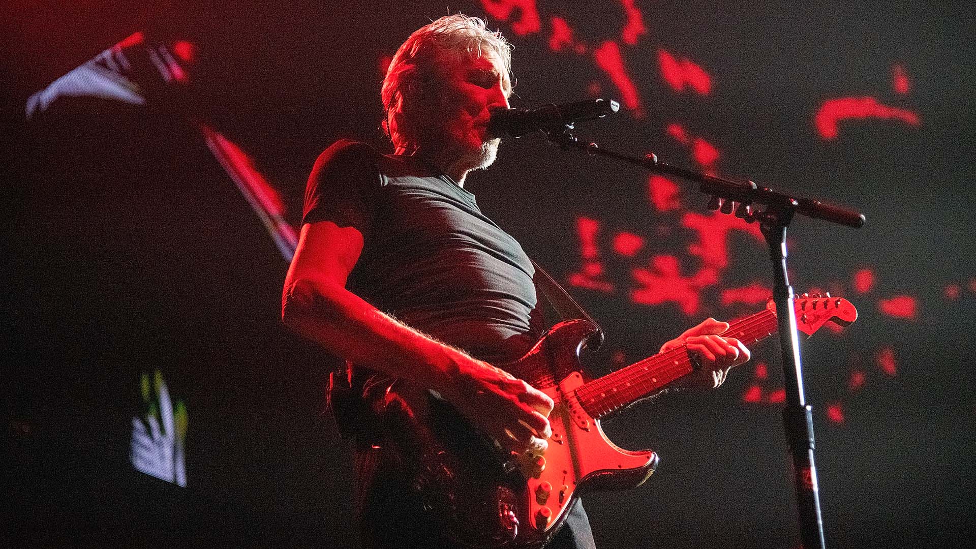 Como ya es habitual en sus giras, el show del líder de Pink Floyd tuvo un despliegue visual sorprendente e incluyó varias canciones del grupo