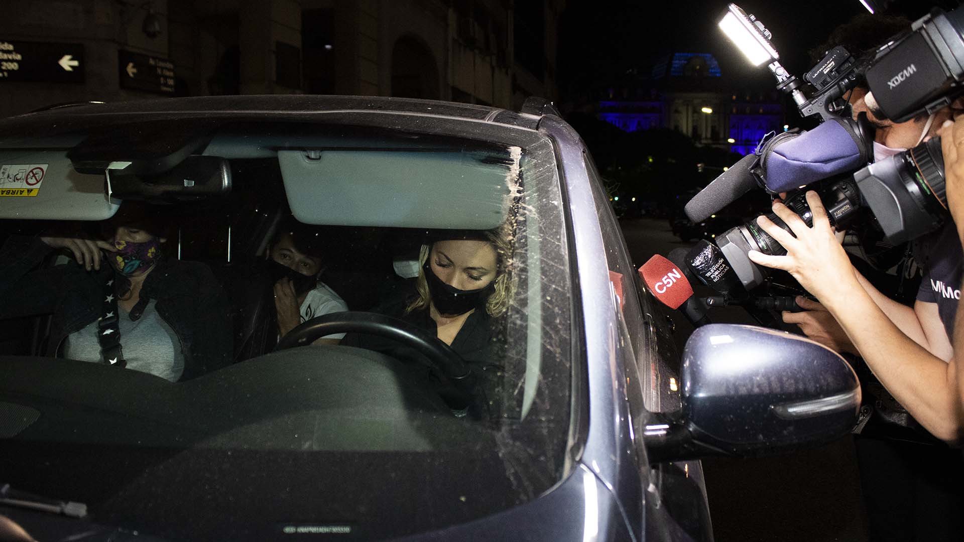 Pasadas las 4.30 de la madrugada, la última pareja de Diego se retiró en su auto
