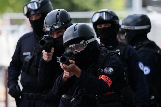 Siguen las protestas estudiantiles en Francia: la policía dispersó con cañones de agua a miles en la Bastilla de París