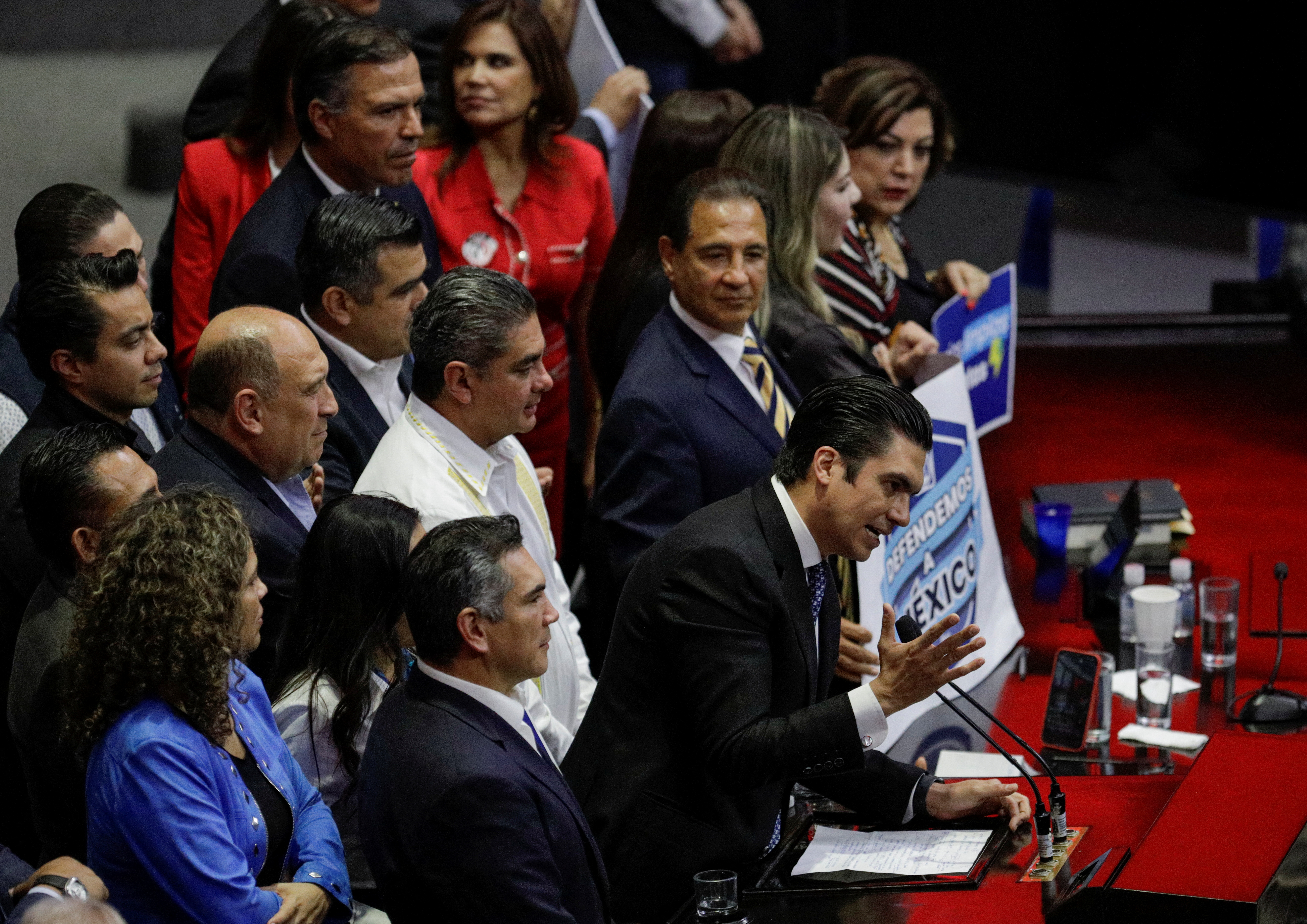 Acompañado de las bancadas del PRD y PRI, el líder del PAN aseguró que la coalición Va por México sigue vigente  (Foto: Reuters / Luis Cortes)
