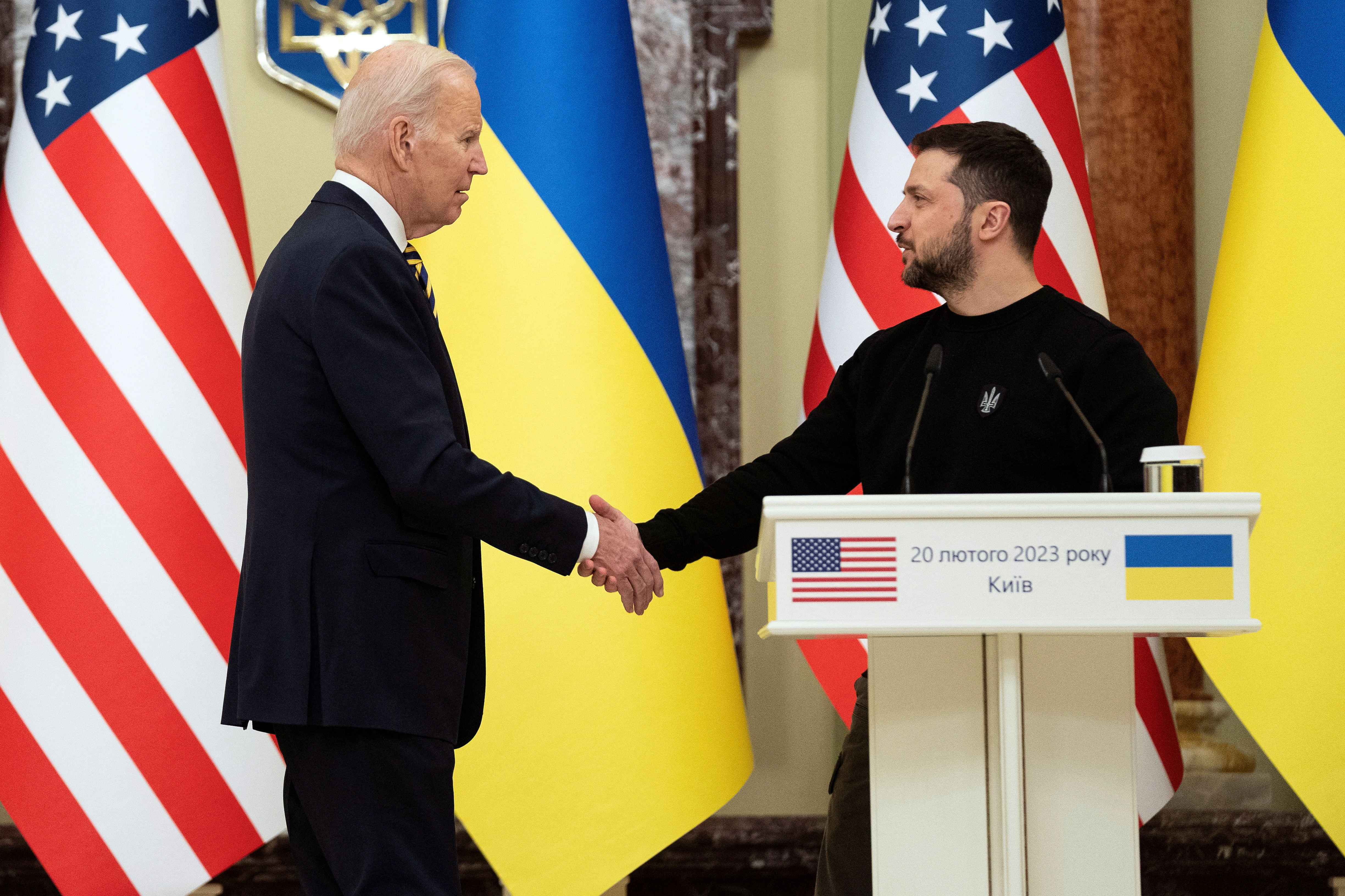 Biden se reunió con su homólogo ucraniano, Volodimir Zelensky, como muestra de apoyo en medio de la invasión rusa. (Evan Vucci/Pool via REUTERS)