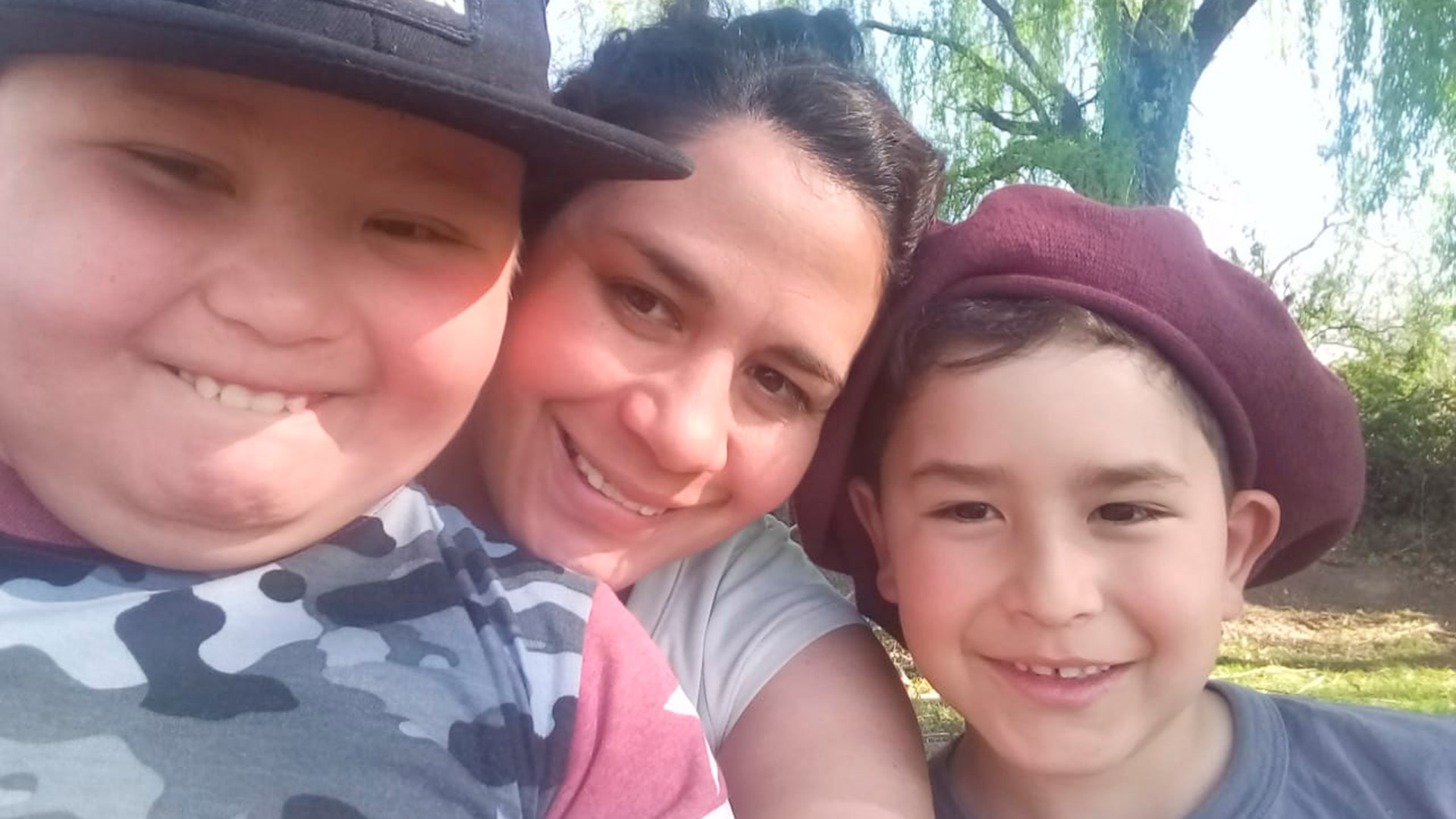 Romina junto a sus hijos Joaquín y Lautaro en el patio de la casa en Tunuyán, Mendoza