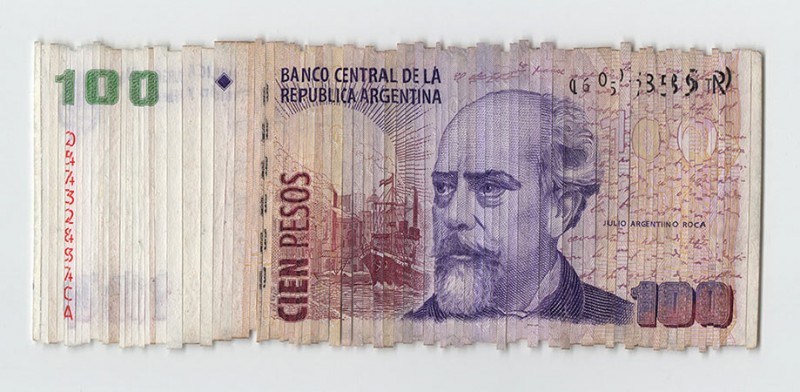 Del proyecto "Más dinero con dinero", de Esteban Álvarez. Billete de cien pesos construido íntegramente con trozos de distintos billetes, de 2015