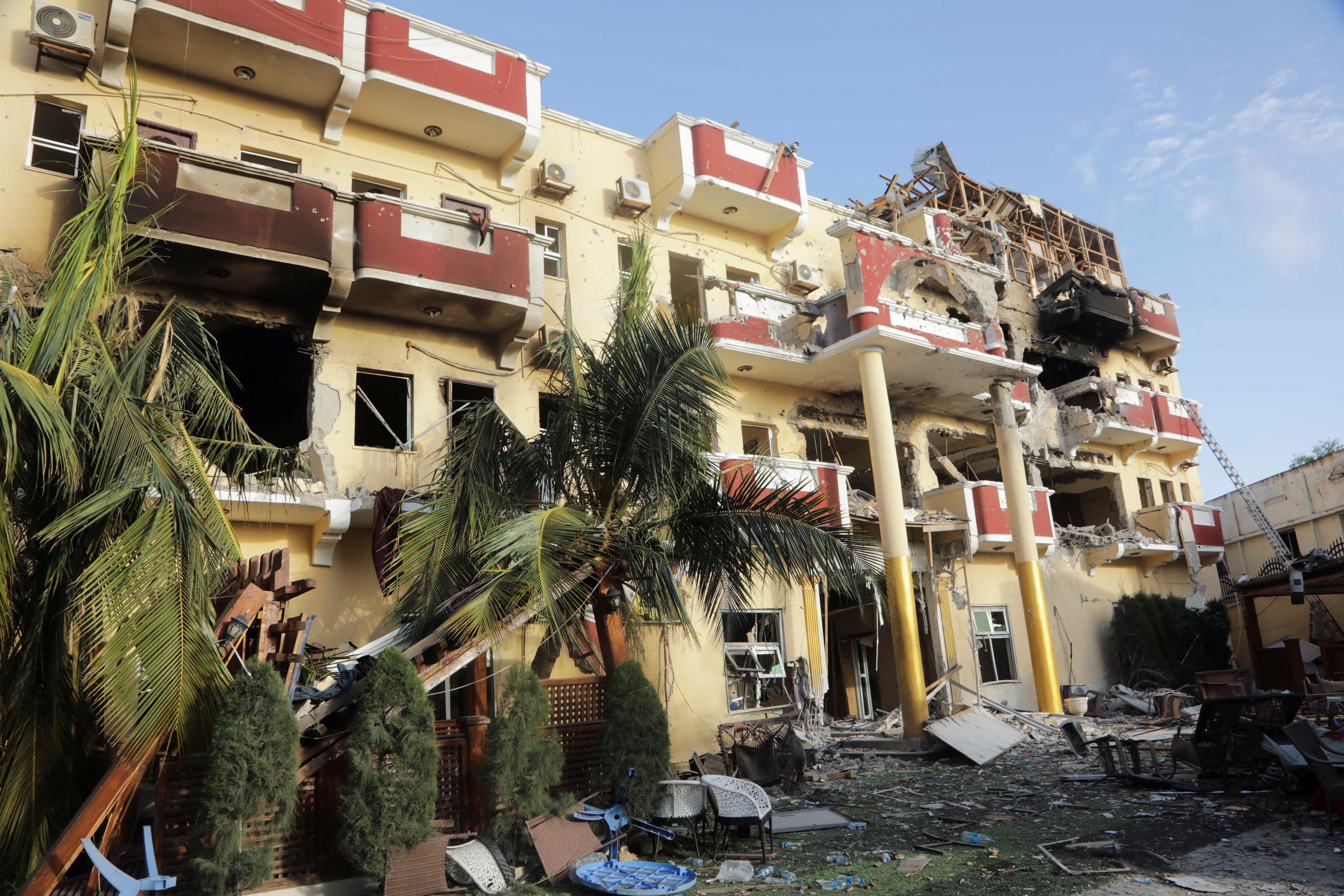Vista del exterior del Hotel Hayat tras un ataque de Al Shabaab vinculado a Al Qaeda que duró más de 30 horas y dejó muchos muertos y decenas de heridos en Mogadiscio, Somalia 21 de agosto de 2022. REUTERS/Feisal Omar/Archivo