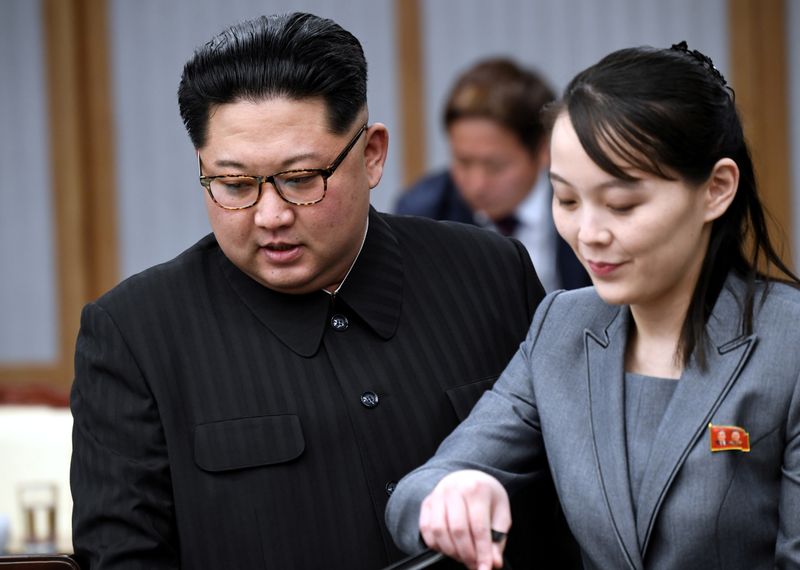 Imagen de archivo del líder norcoreano Kim Jong Un junto a su hermana Kim Yo Jong (Reuters)