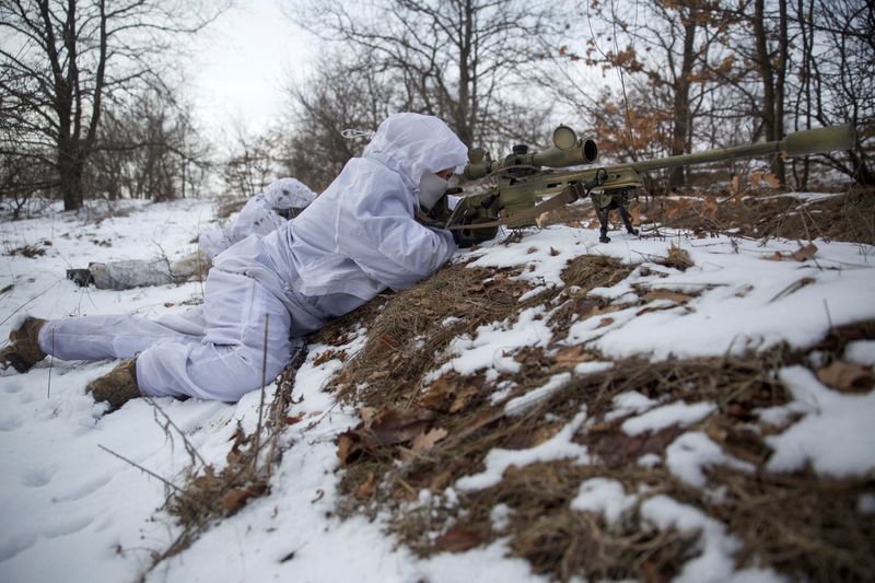 Dos francotiradores ucranianos participan en unos ejercicios militares en un campo de tiro en la región de  Donetsk, Ucrania. REUTERS/Anna Kudriavtseva