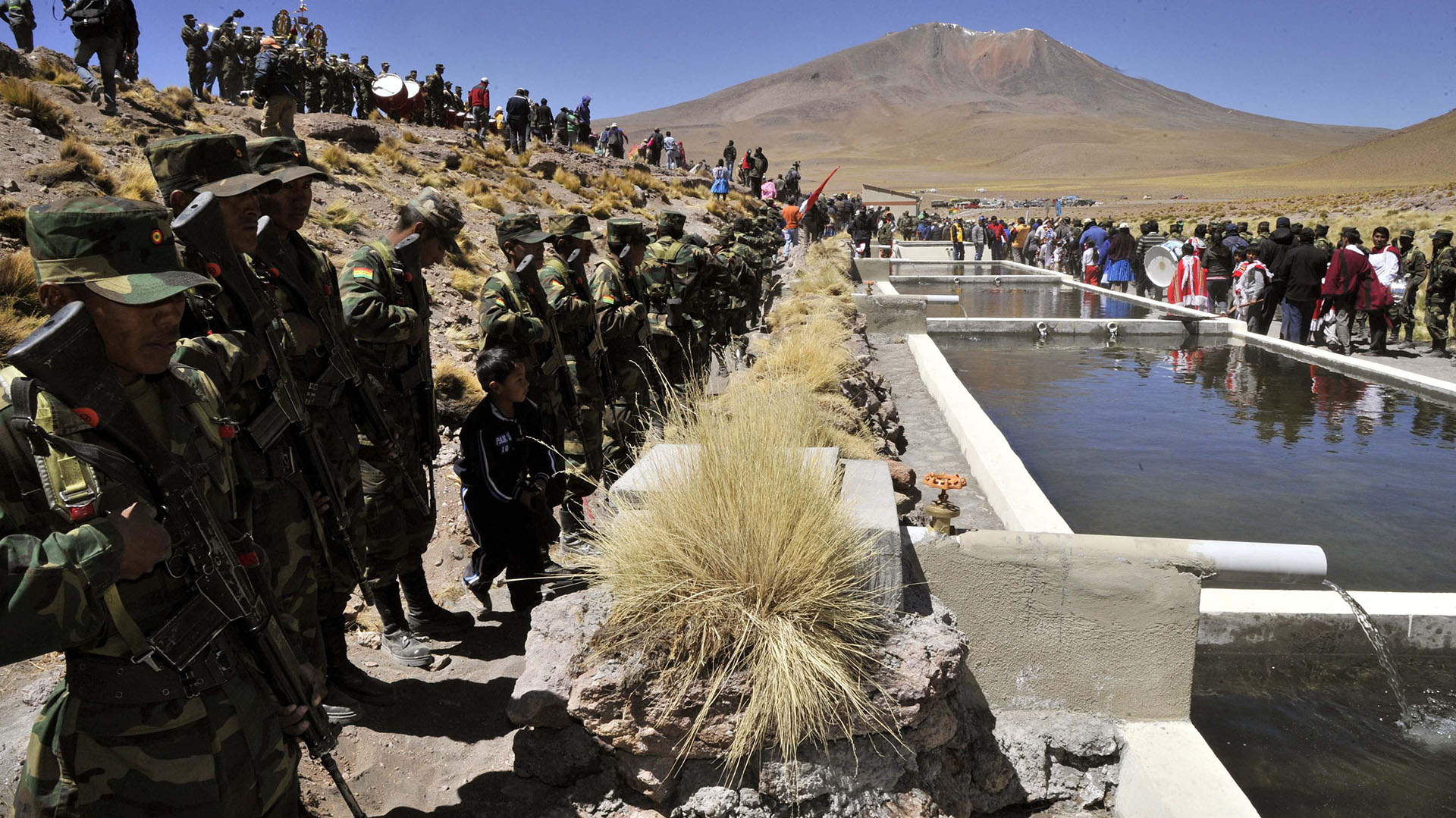 La ceremonia de inauguración de estanques de cría de truchas -llenados con agua del río Silala, en disputa con el fronterizo Chile- en Silala, suroeste de Bolivia en marzo de 2013 (Aizar RALDES / AFP)