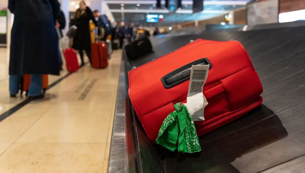 Muchos atan una cinta a su maleta antes de viajar pero un encargado de equipaje reveló por qué no deberían hacerlo