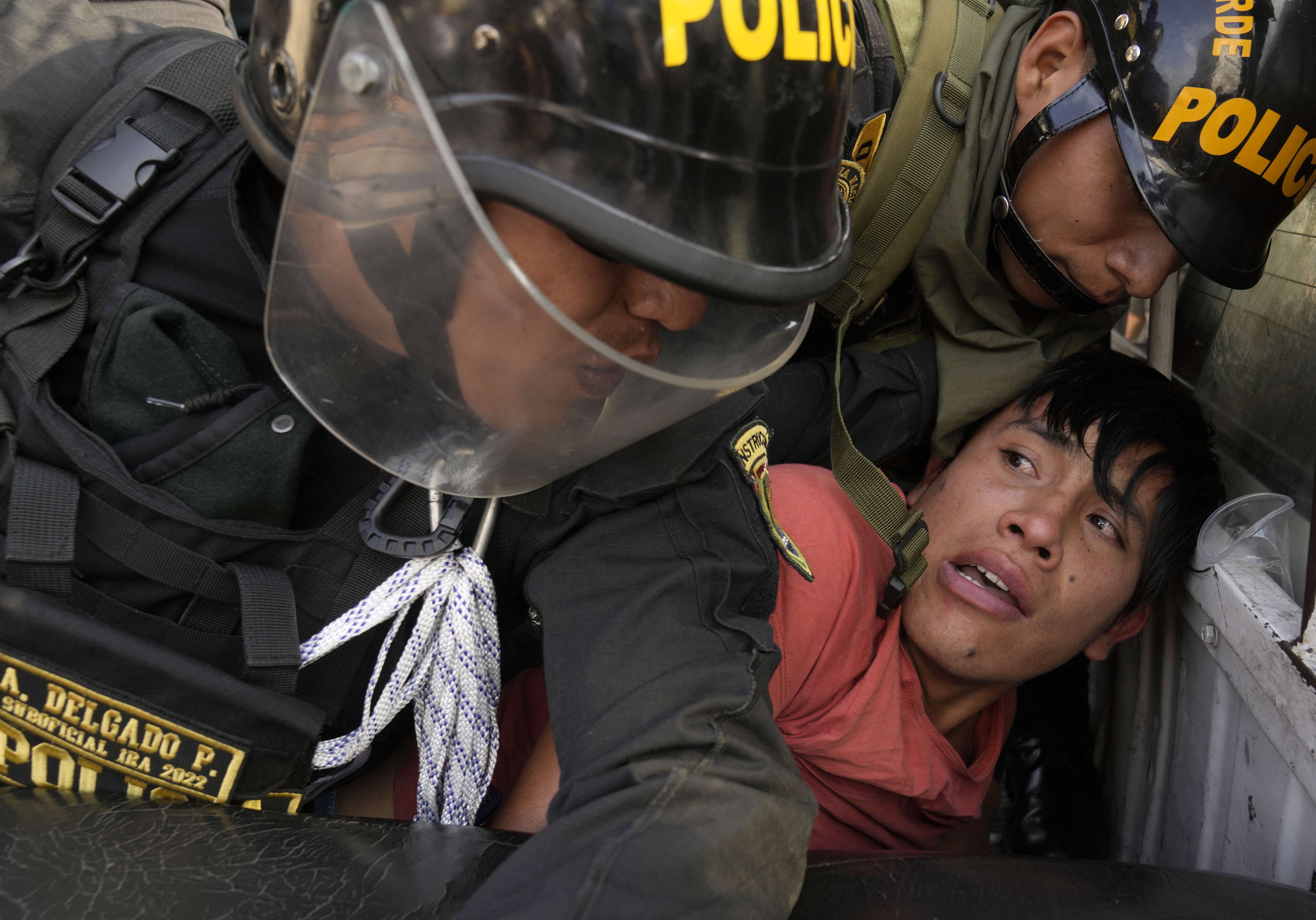 Uno de los manifestantes antigubernamentales que llegaron a Lima desde todo el país para protestar contra la presidenta, Dina Boluarte, es detenido durante las protestas del último jueves 19 de enero (AP Foto/Martín Mejía)