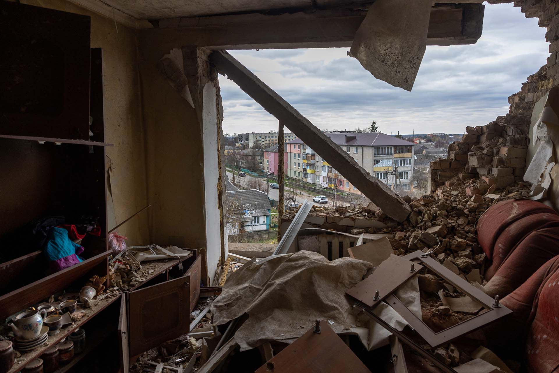 Un apartamento destruido por el bombardeo ruso sobre Makariv, en Ucrania, el 19 de abril de 2022. (Photo by John Moore/Getty Images)