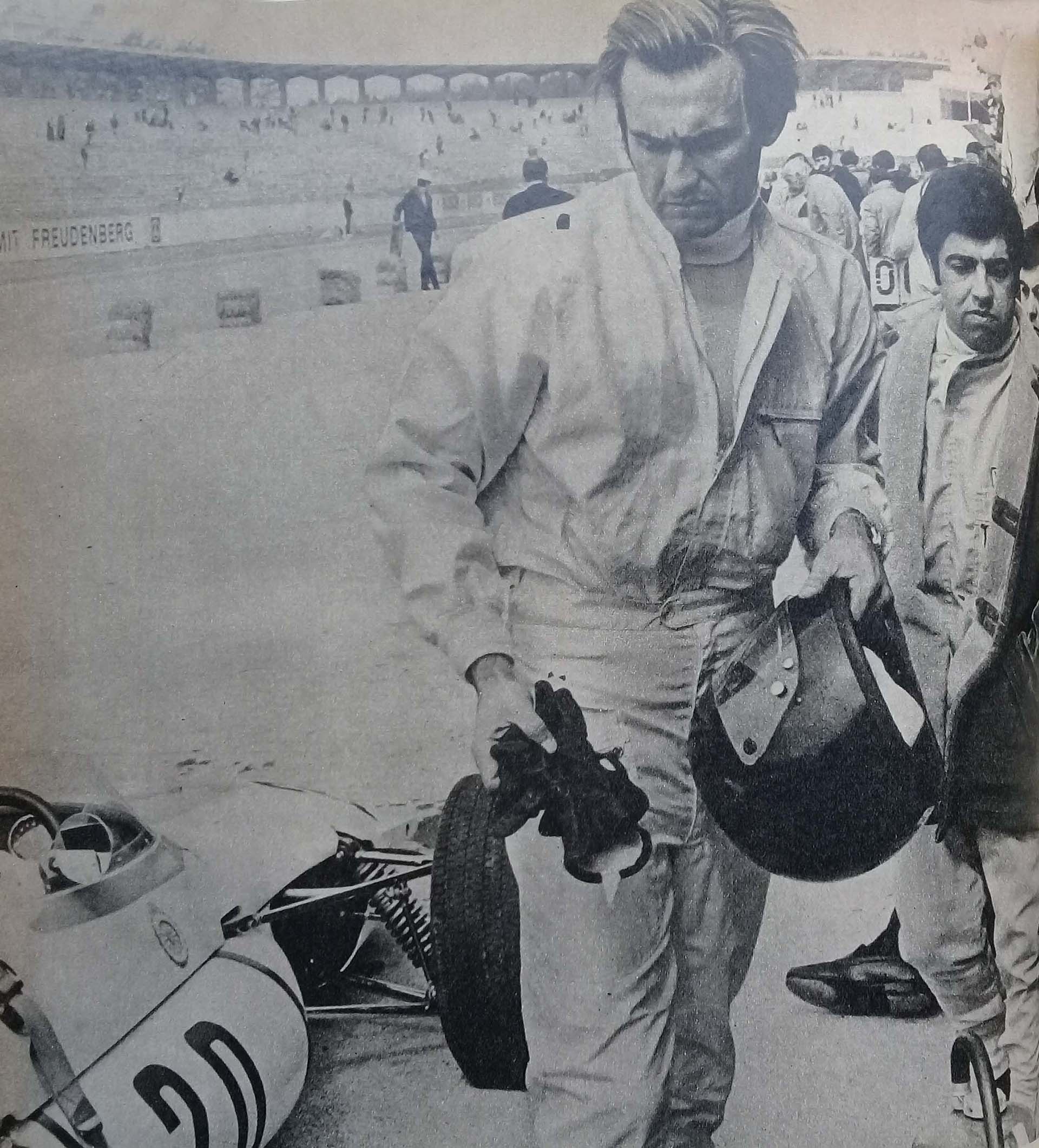 Carlos Reutemann en los boxes de Hockenheim. Detrás aparece su compañero Benedicto Caldarella (Archivo CORSA).