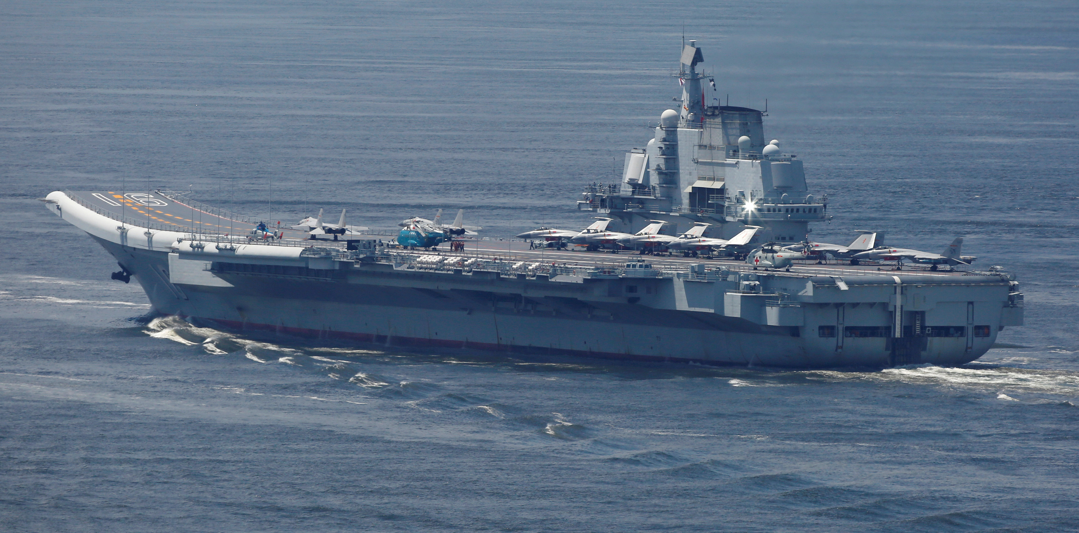 Después de las provocaciones a Japón, el portaaviones chino Liaoning llevó a cabo maniobras cerca de Taiwán (REUTERS/Bobby Yip)