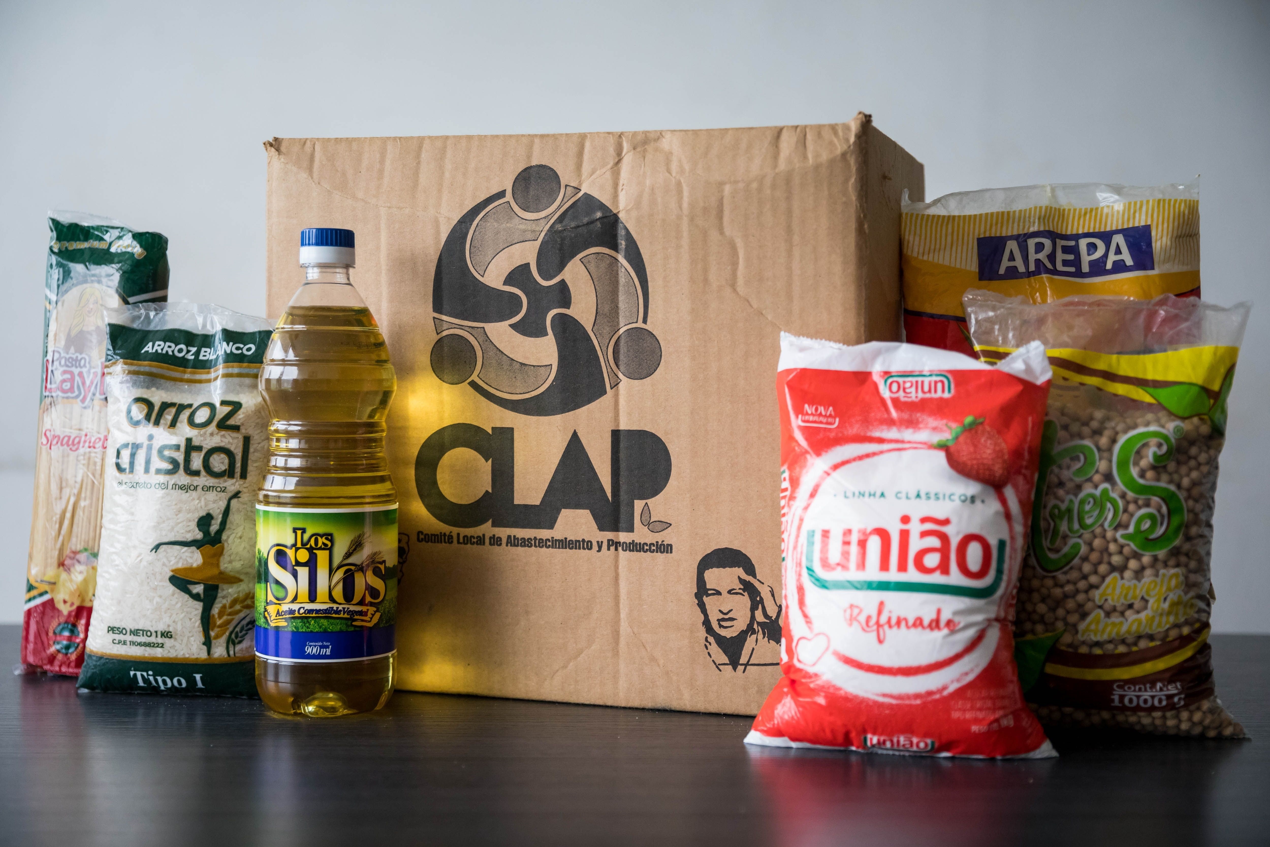 Fotografía del 21 de junio del 2020 donde se observa un mercado de alimentos en una caja de Los Comités Locales de Abastecimiento y Producción (CLAP), en Caracas (Venezuela). EFE/Miguel Gutiérrez
