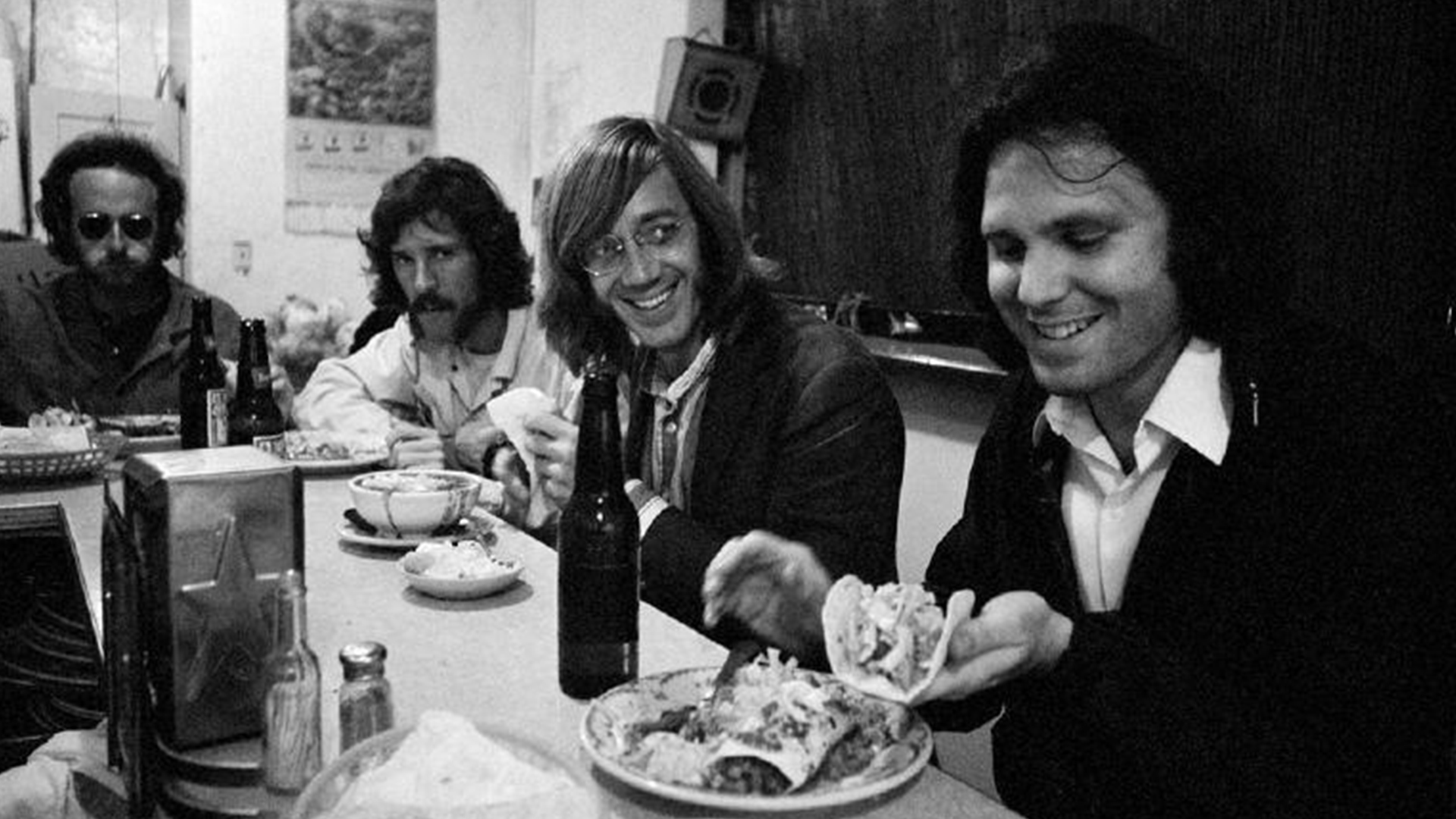 Jim Morrison con sus compañeros de The Doors comiendo tacos en México (Foto: Twitter@Cuauhtemoc_1521)