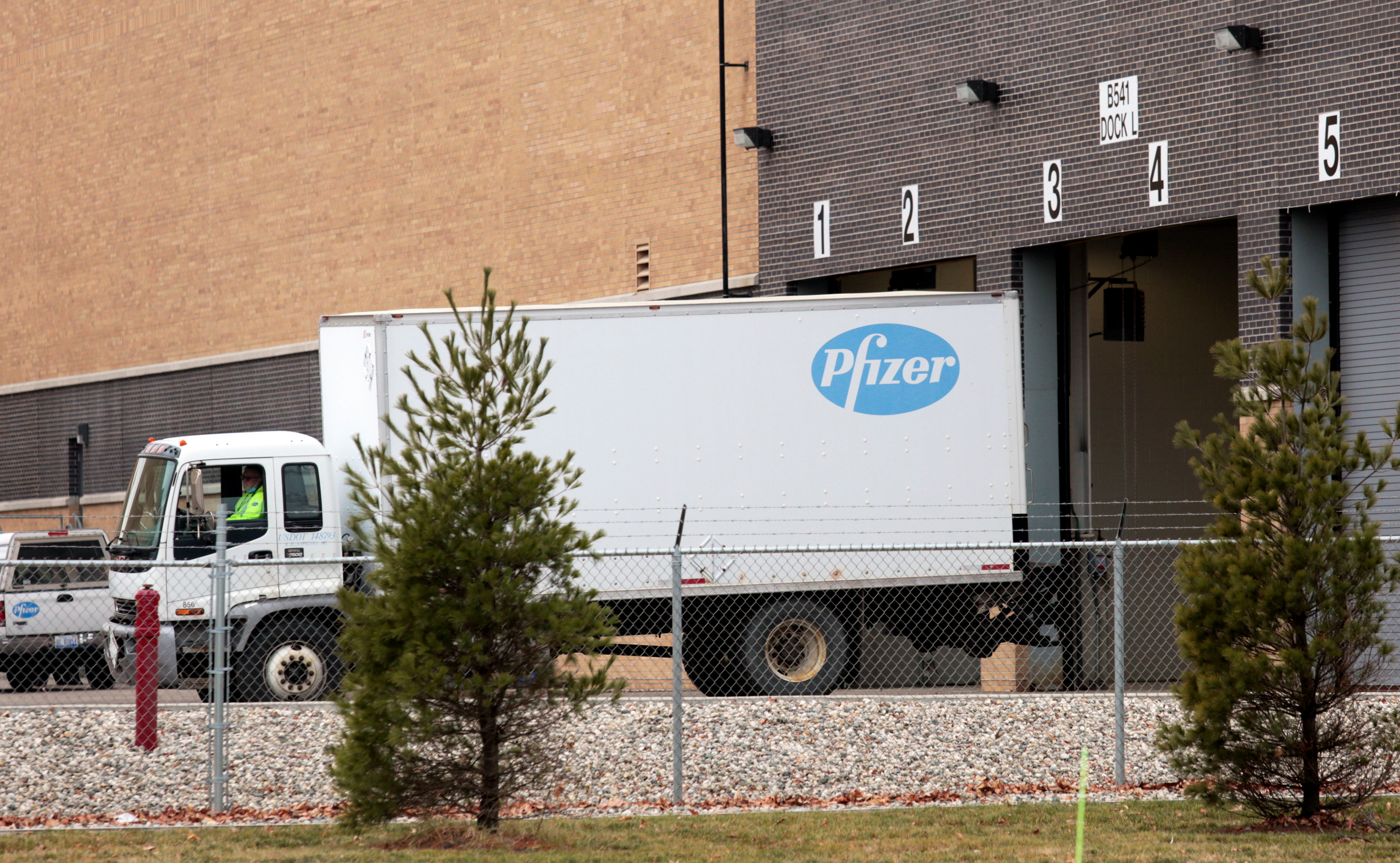 Un camión sale de la planta de de Pfizer en Portage, Michigan, Estados Unidos. REUTERS/Rebecca Cook