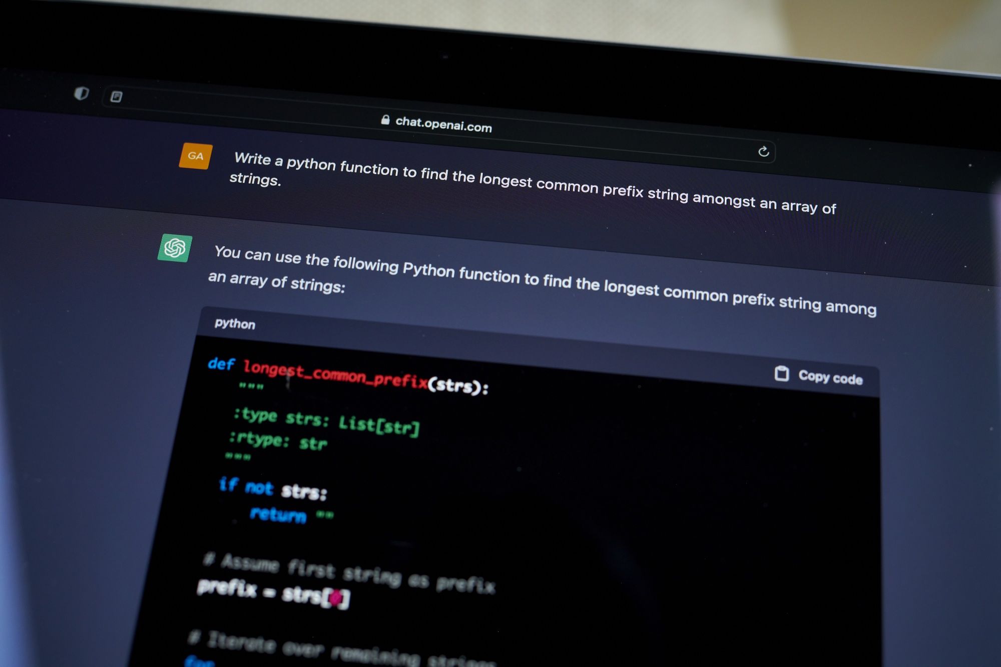Foto de archivo de una pantalla de conversación de ChatGPT en una notebook