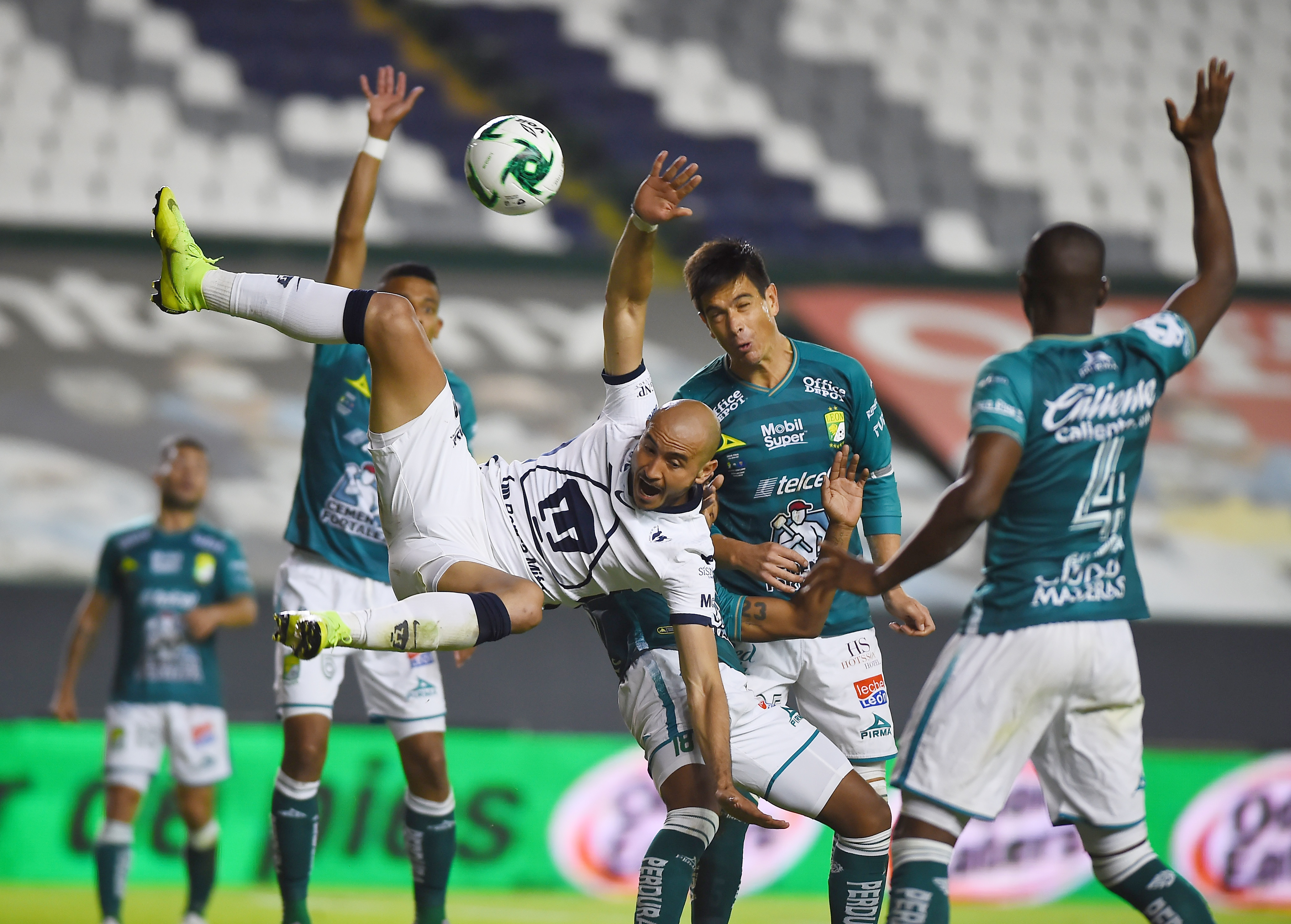 Carlos González en acción con Juan González de León. Estadio León, México. El 13 de diciembre de 2020.