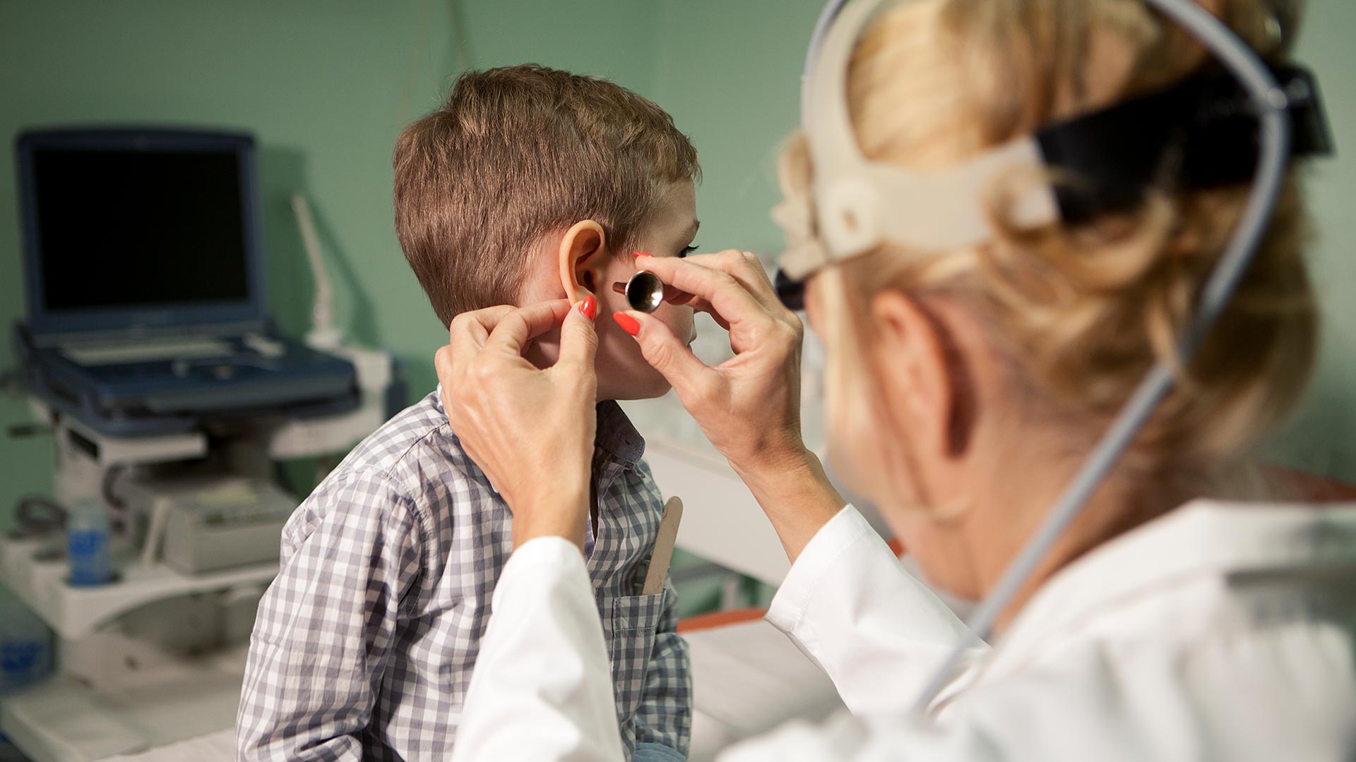 El tratamiento del tapón de cera debe hacerse en consultorio bajo supervisión médica (Getty Images)