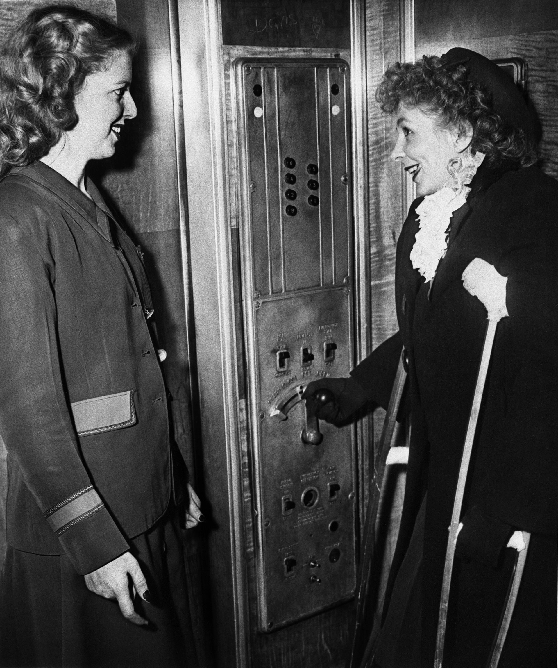 Betty Lou Oliver cayó ochenta pisos cuando un avión se estrelló contra el Empire State Building en agosto de 1945. Una de las primeras cosas que hizo Betty después de salir del hospital fue regresar a la escena del trágico accidente