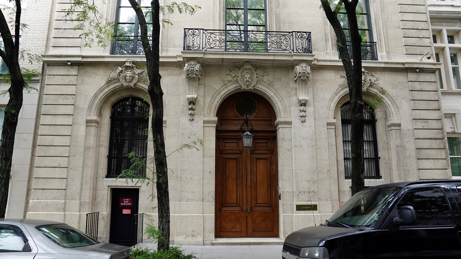 Fachada de la mansión del difunto multimillonario Jeffrey Epstein ubicada en Nueva York