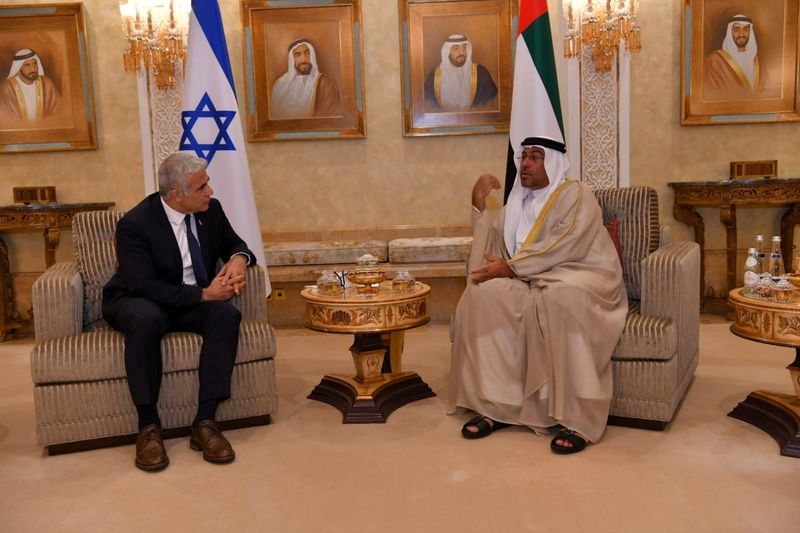 El ministro de relaciones exteriores de Israel Yair Lapid sentado junto al ministro de Estado de Emiratos Arabes Unidos Ahmed Ali Al Sayegh durante su reunión en Abu Dhabi, Emiratos Arabes Unidos, el 29 de junio del 2021 (Reuters)