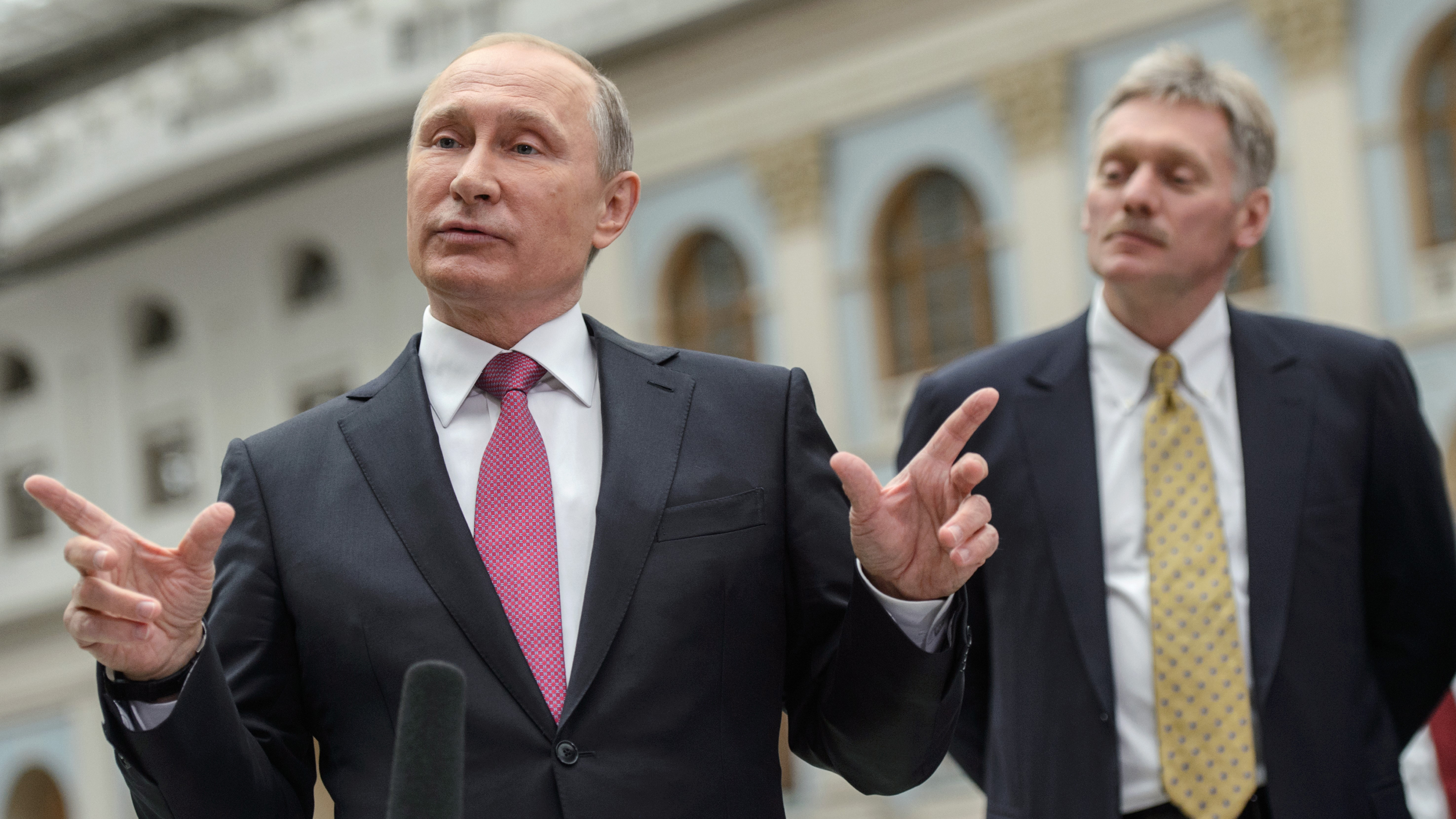 Vladimir Putin y su vocero, Dimitri Peskov (Kommersant/Shutterstock)
