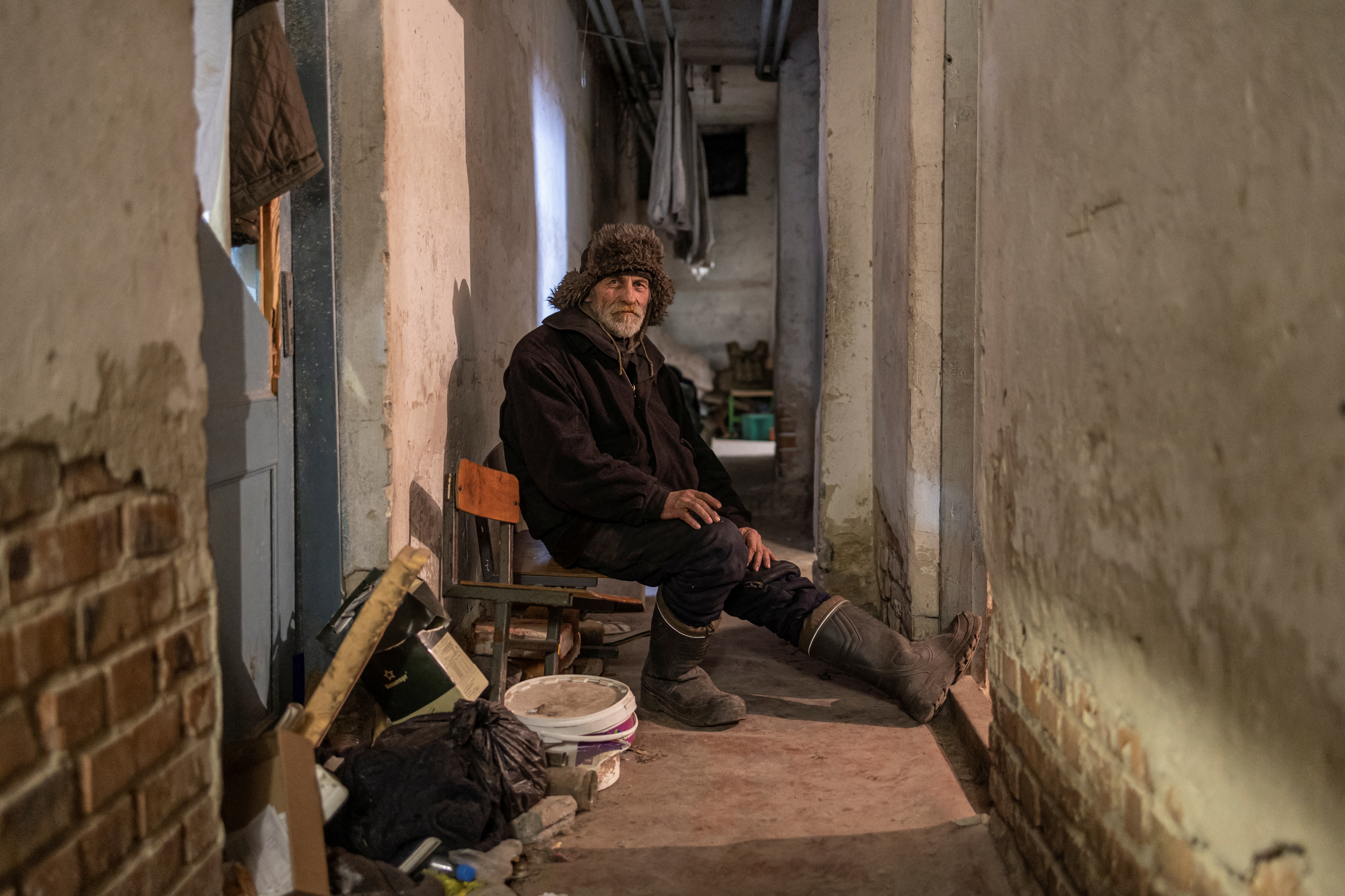 Ivan Balanovych, sentado en un rincón ahora liberado del sótano que albergó a más de 300 personas durante la invasión rusa REUTERS/Marko Djurica 