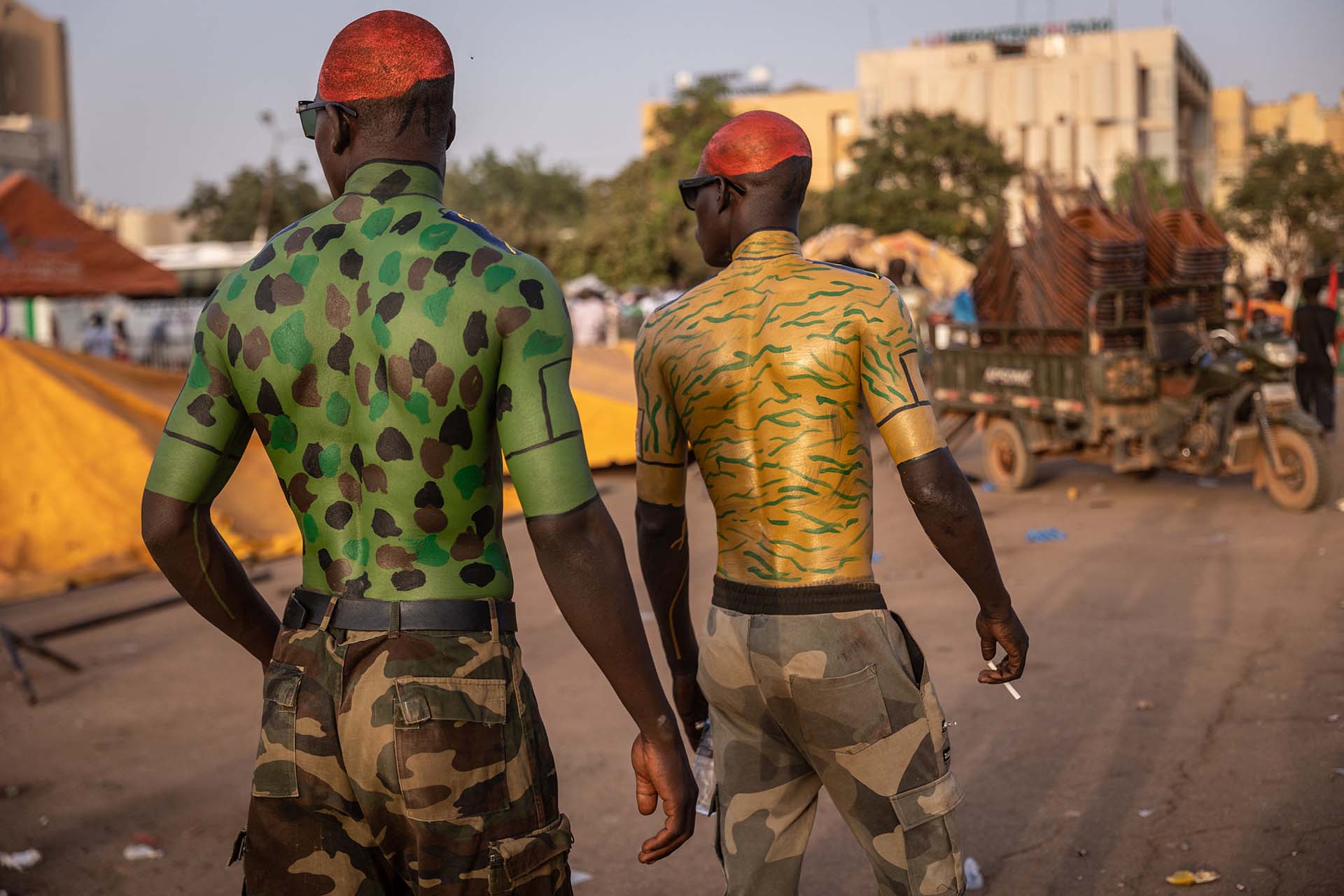 El presidente de Burkina Faso, Roch Kaboré, es detenido por militares durante un golpe de Estado. Dos hombres dan su apoyo al Ejército.