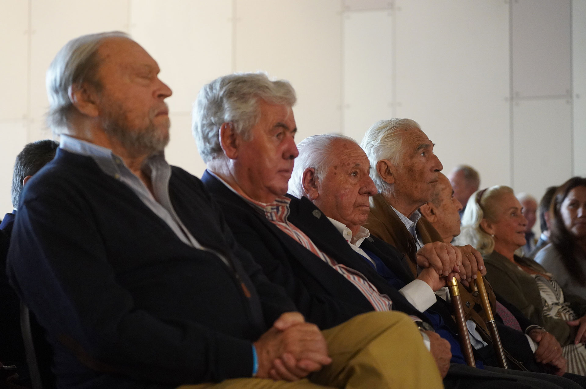 Los ex presidentes de la Sociedad Rural, Hugo Biolcati y Luis Miguel Erchvere, situados en el auditorio que escuchó a los precandidatos presidenciales de la oposición. 