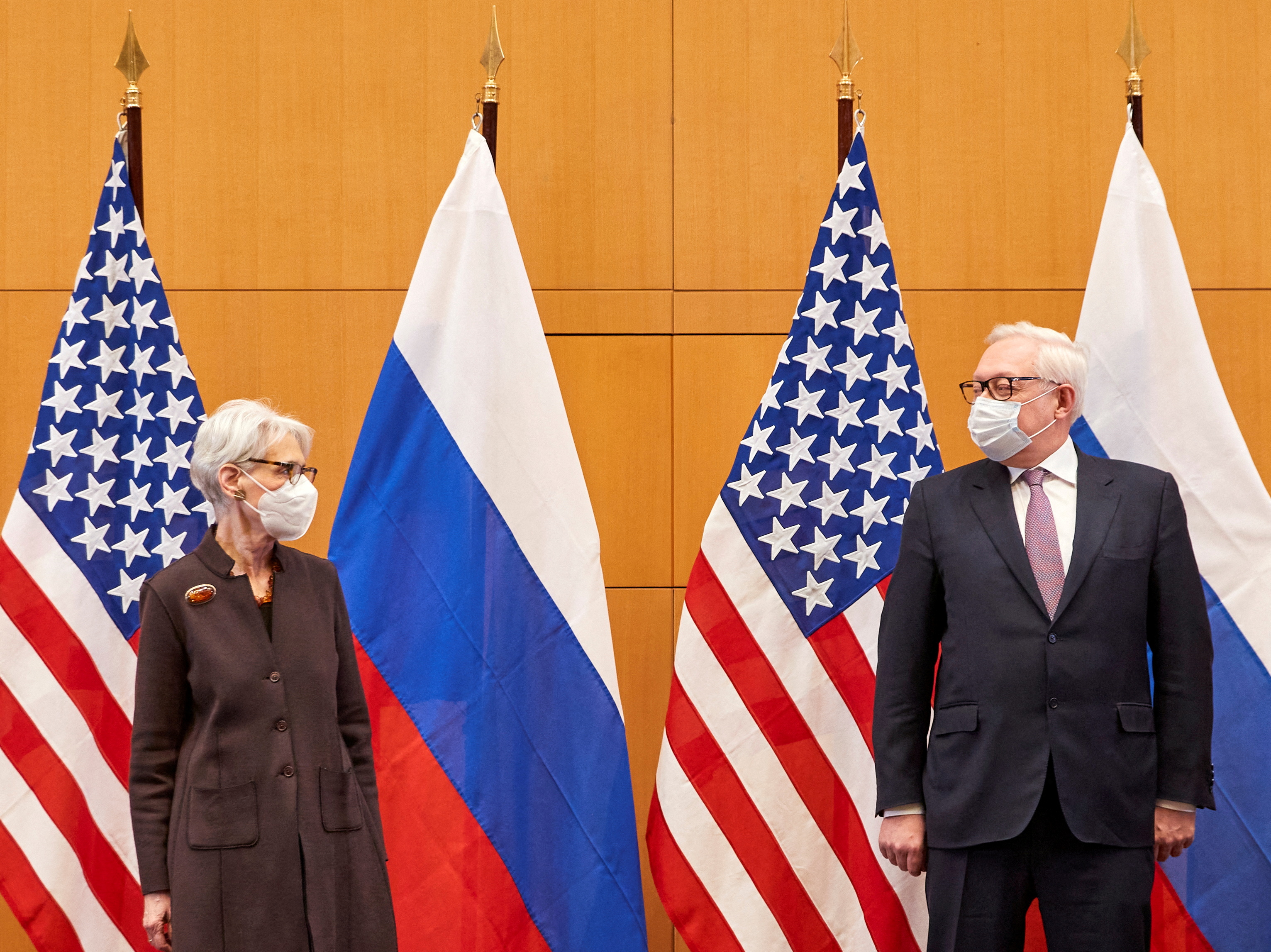 Wendy Shermany y Sergei Ryabkov (REUTERS/Denis Balibouse)