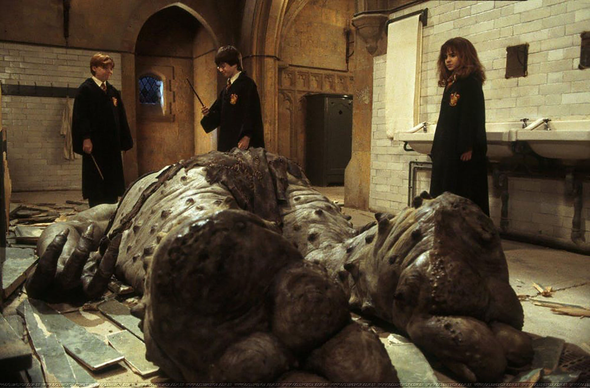 Fotograma de "Harry Potter y la piedra filosofal", con Ron, Harry, Hermione y el trol. Filmaffinity
