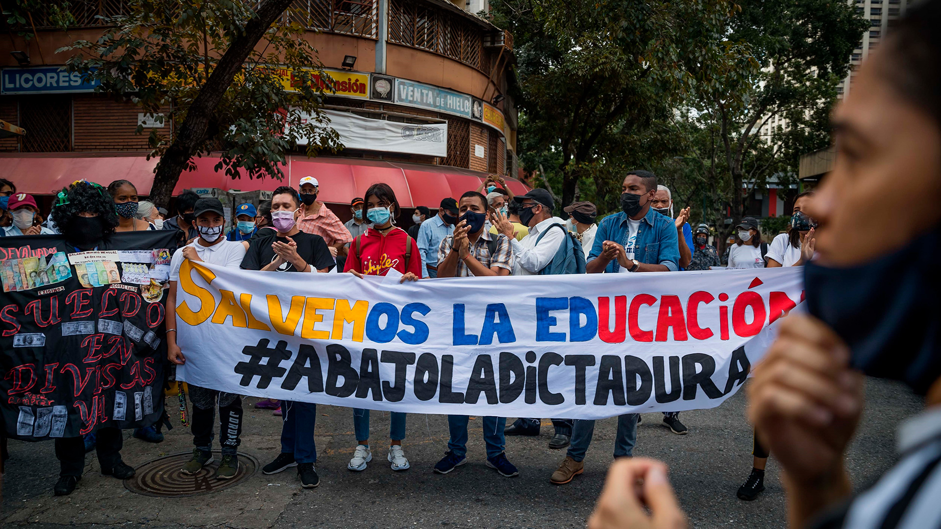 Están desertando los docentes de sus puestos de trabajo en Venezuela debido a las malas condiciones laborales (FOTO: EFE)
