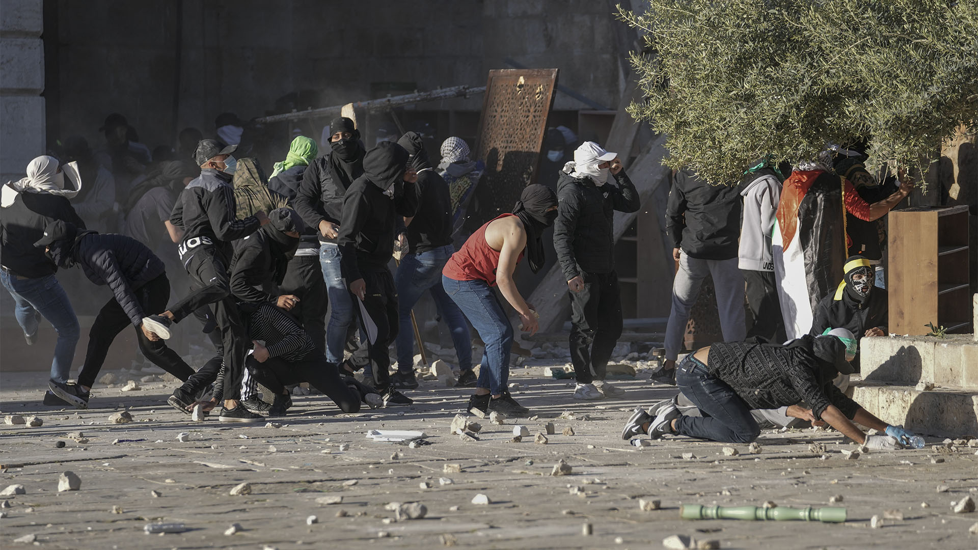 Palestinos lanzaron piedras (AP Photo/Mahmoud Illean)