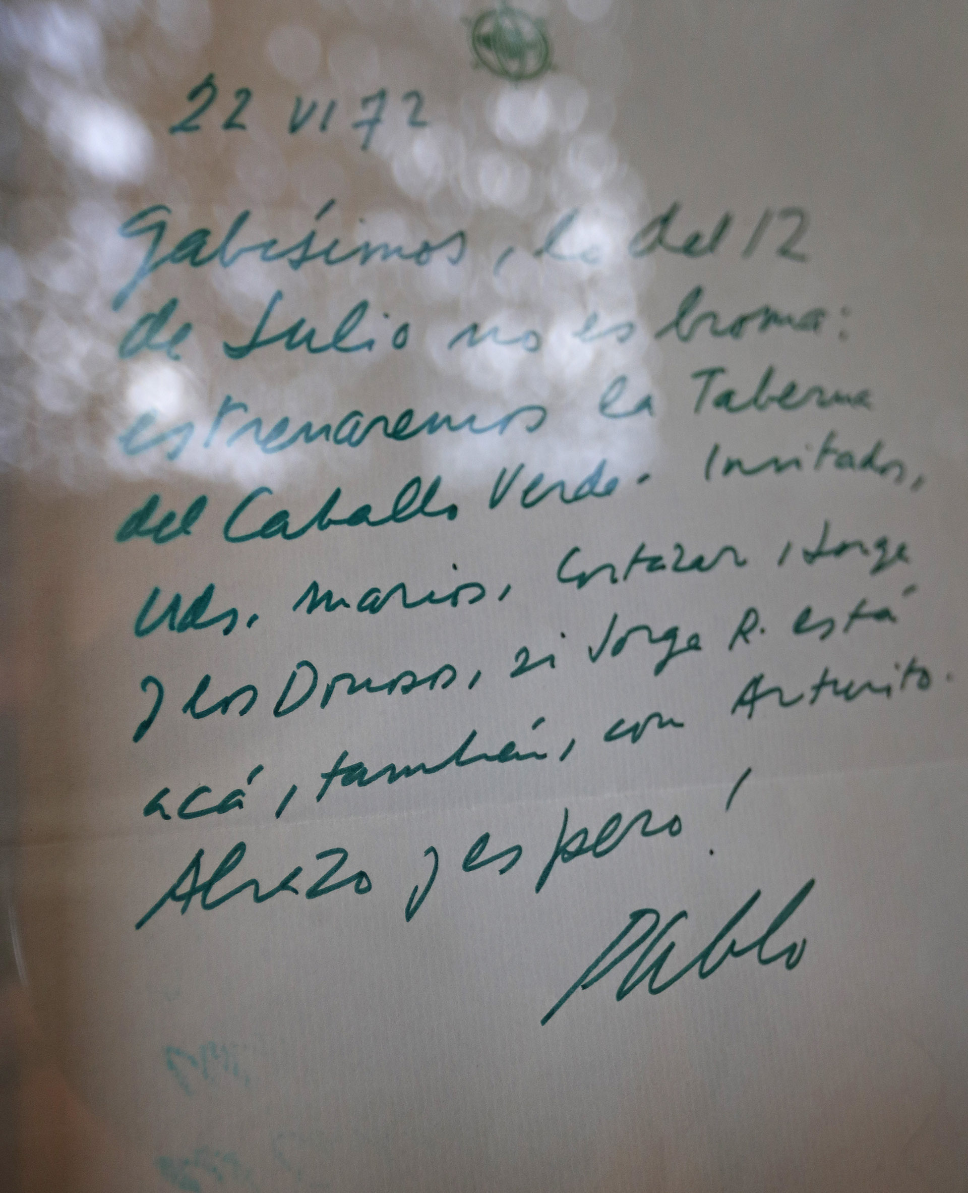 De puño y letra. La carta escrita  por el poeta chileno Pablo Neruda y enviada al escritor colombiano Gabriel García Márquez. (Foto EFE/ Mario Guzmán)
