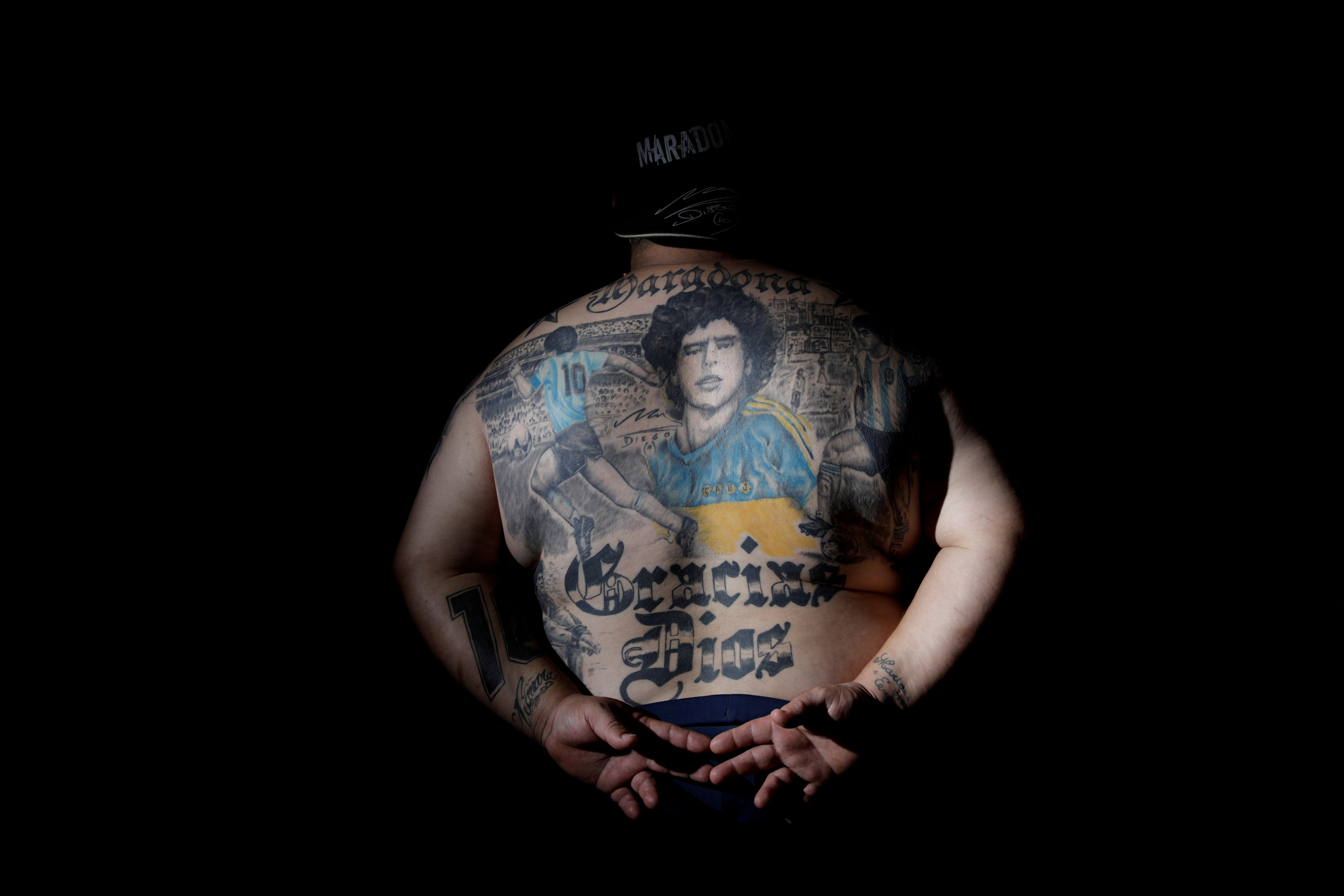 Los fanáticos muestran su devoción por Maradona, a quien llevarán en su piel por siempre 