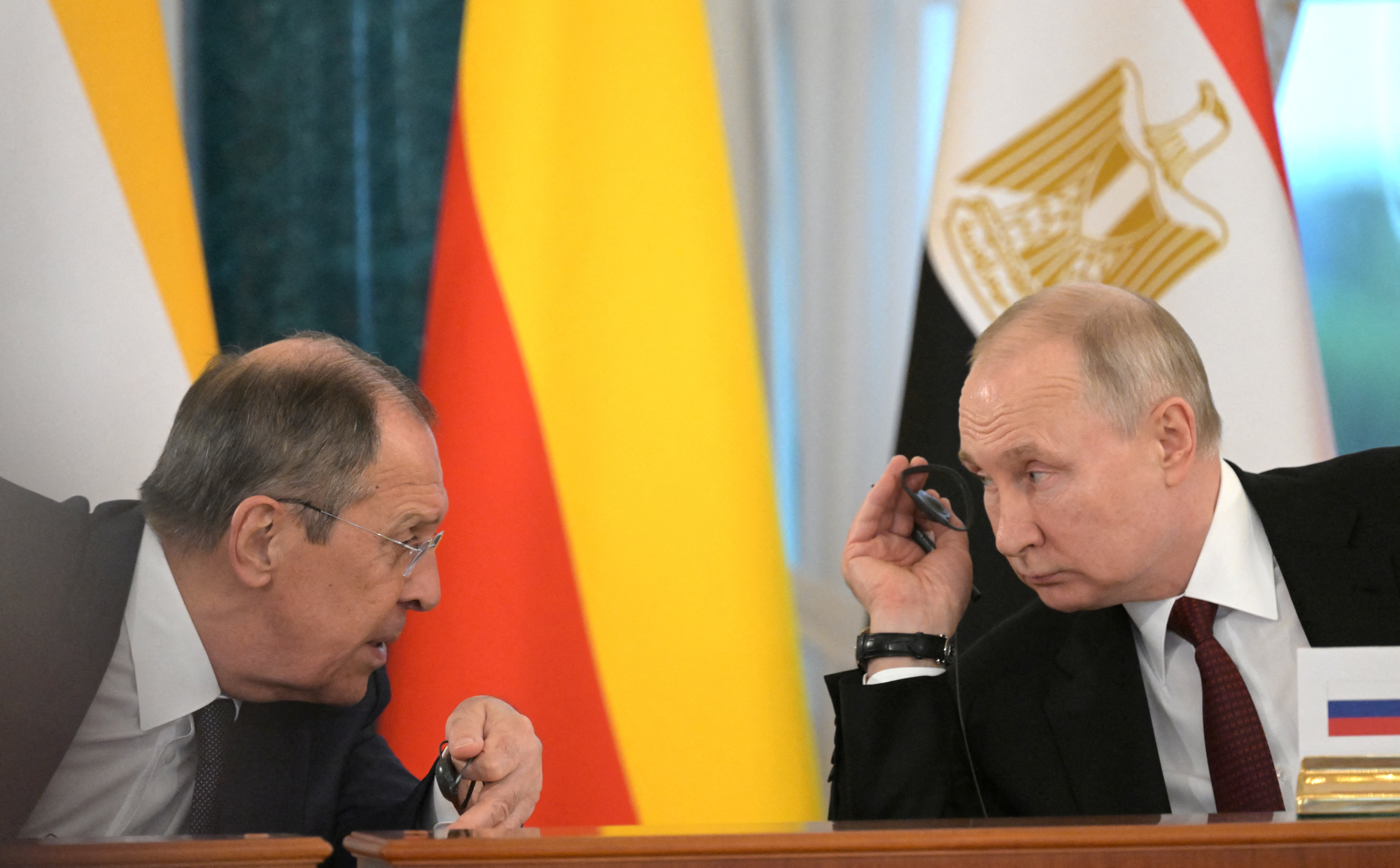 El presidente ruso, Vladimir Putin, y el ministro de Asuntos Exteriores, Sergei Lavrov (Reuters)