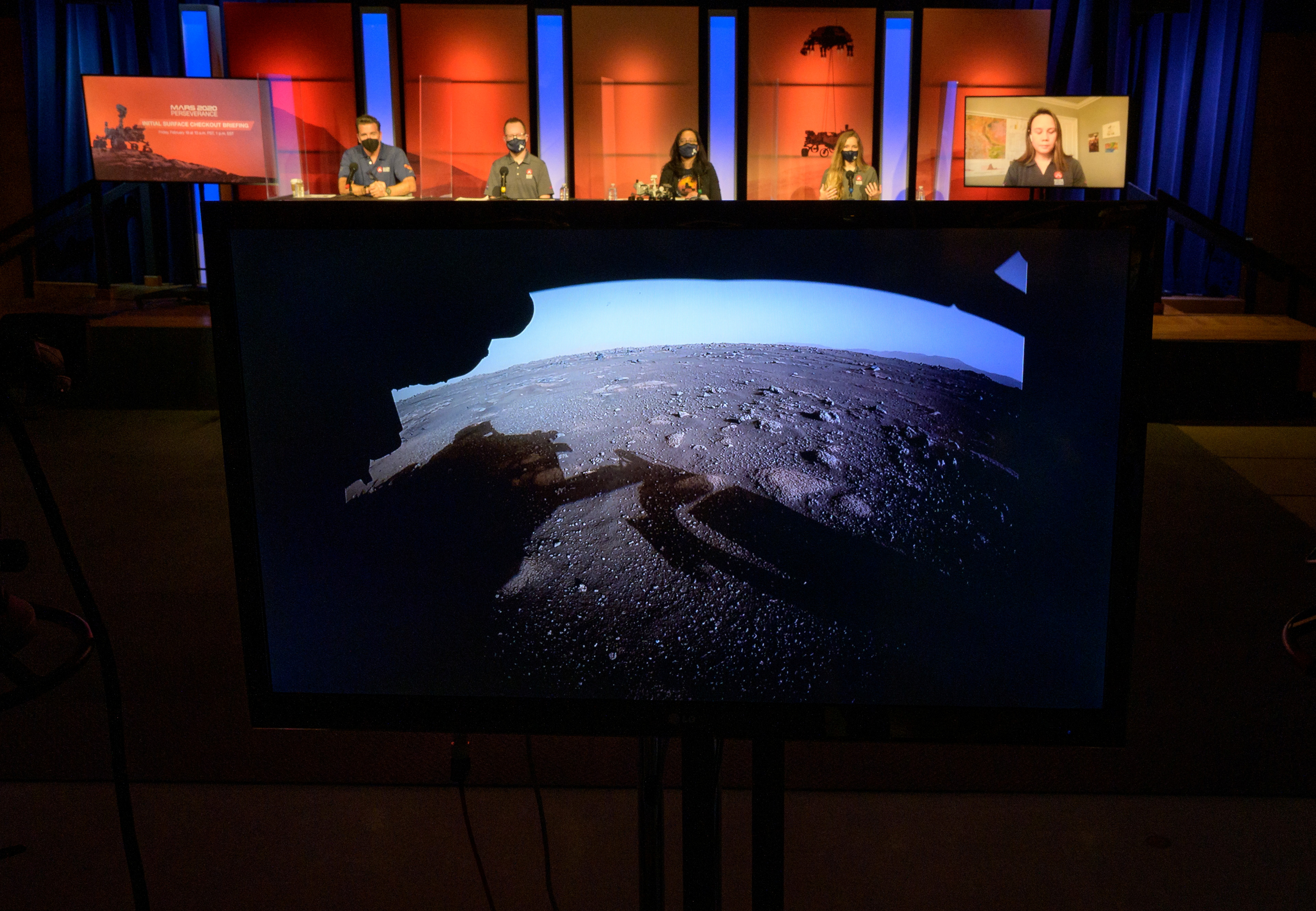Científicos de la NASA dan a conocer la primera imagen a color del rover desde Marte en el Propulsion Laboratory Pasadena, California, U.S. February 19, 2021. NASA/Bill Ingalls/Handout via REUTERS. 