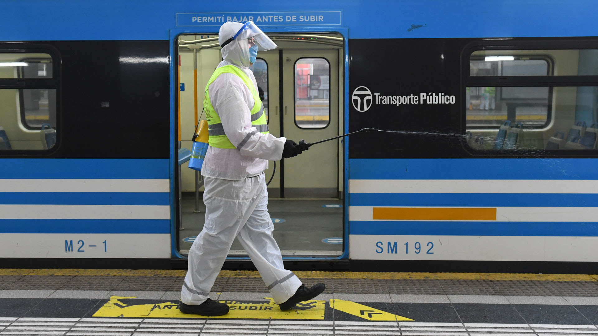 En las cabeceras, a cada uno de los trenes se les efectúa una limpieza integral de los pasamanos, pisos y zonas de contacto de todas las formaciones con un sanitizante con efecto residual que elimina virus, bacterias y hongos.