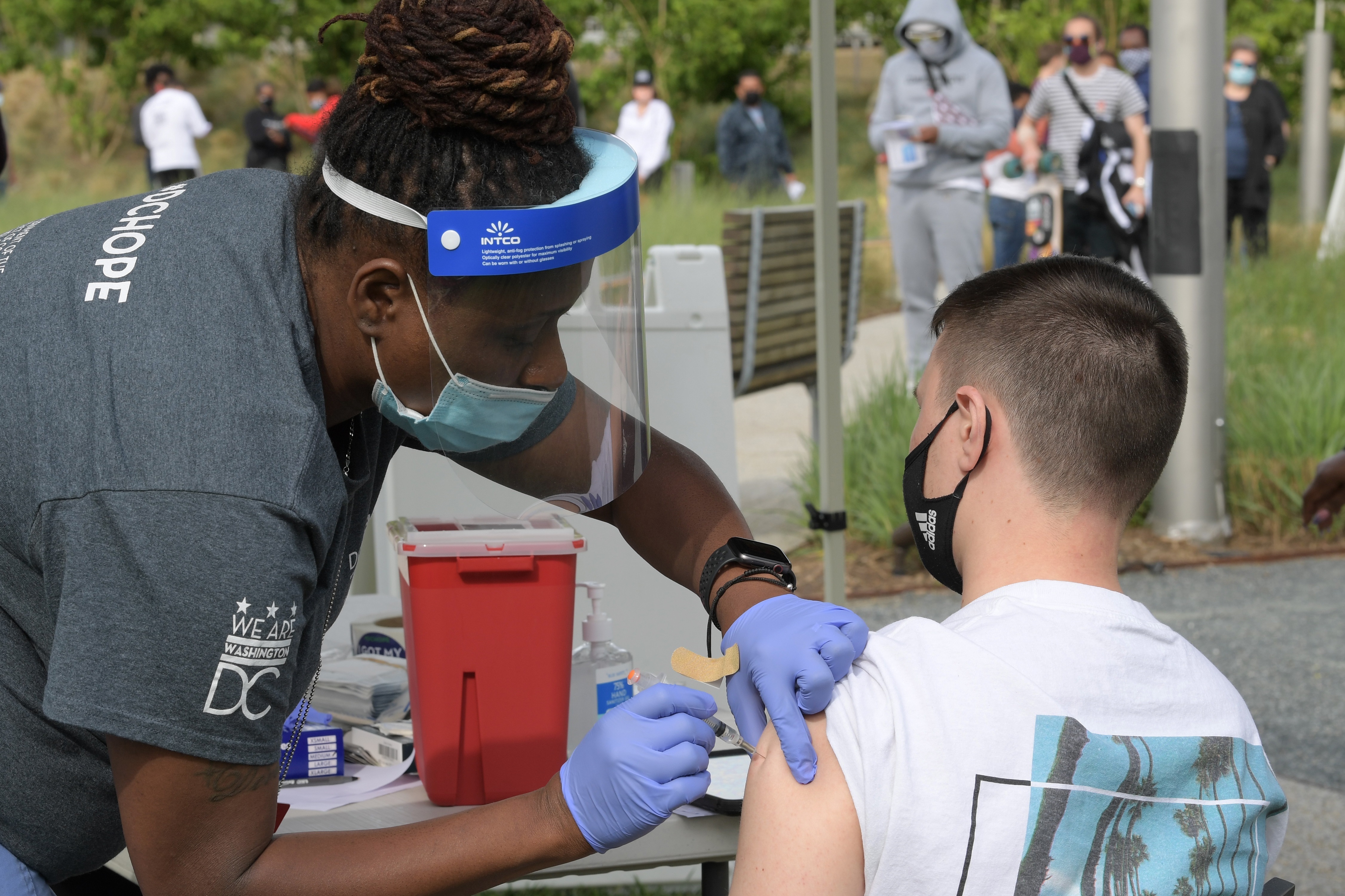 Un hombre recibe una vacuna contra el covid-19 durante un evento de vacunación a residentes del Distrito de Columbia realizado el 6 de mayo en el Centro Kennedy de Washington (EE.UU.) EFE/Lenin Nolly/Archivo
