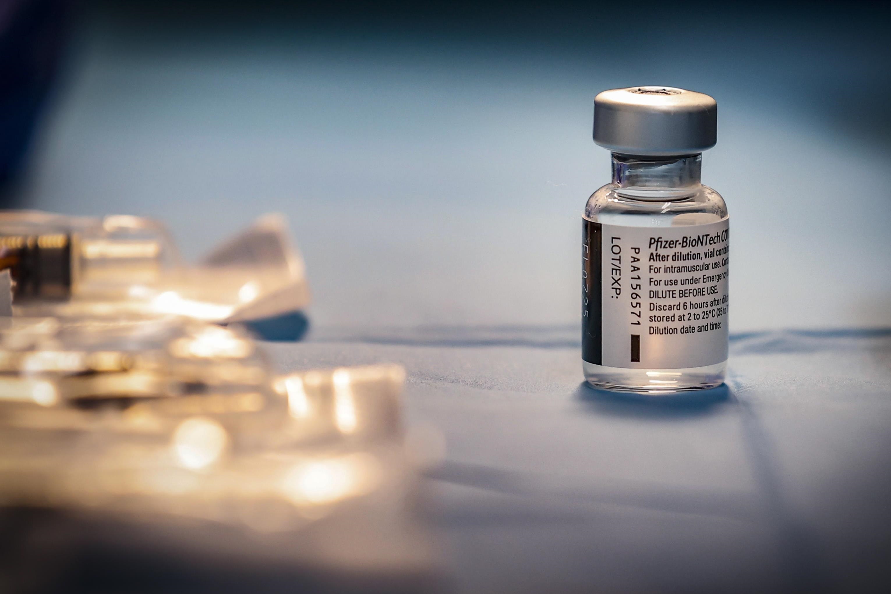 Uruguay comenzó hace casi dos meses a inocular dosis de refuerzo a las personas que fueron vacunadas con la Coronavac y también a las personas inmnunodeprimidas que recibieron Pfizer. En la imagen un registro de archivo de una dosis de la vacuna anticovid de Pfizer. EFE/Archivo