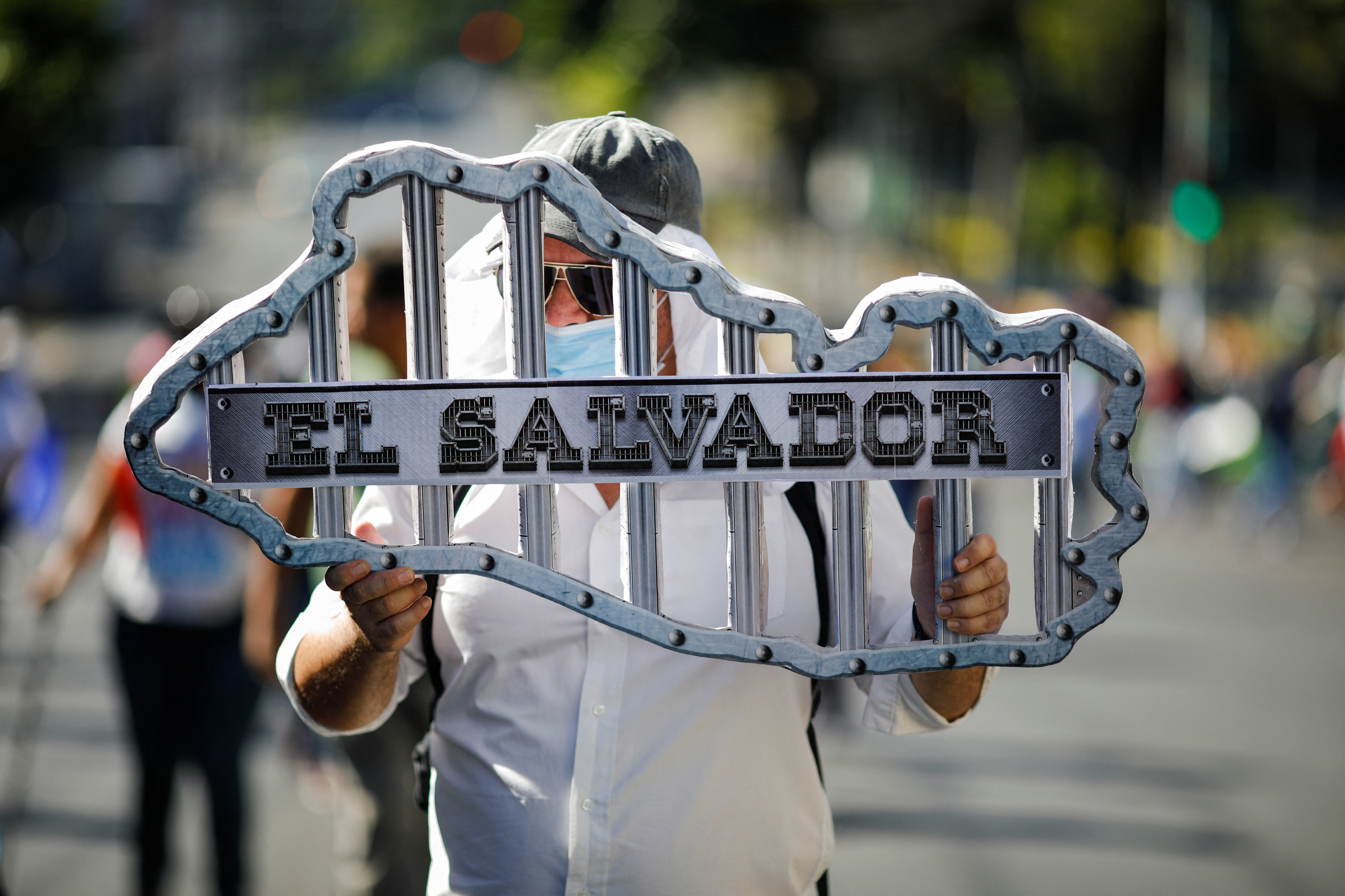 Um hombre sostiene un mapa de El Salvador durante una protesta contra Nayib Bukele en 2023. REUTERS/Jose Cabezas