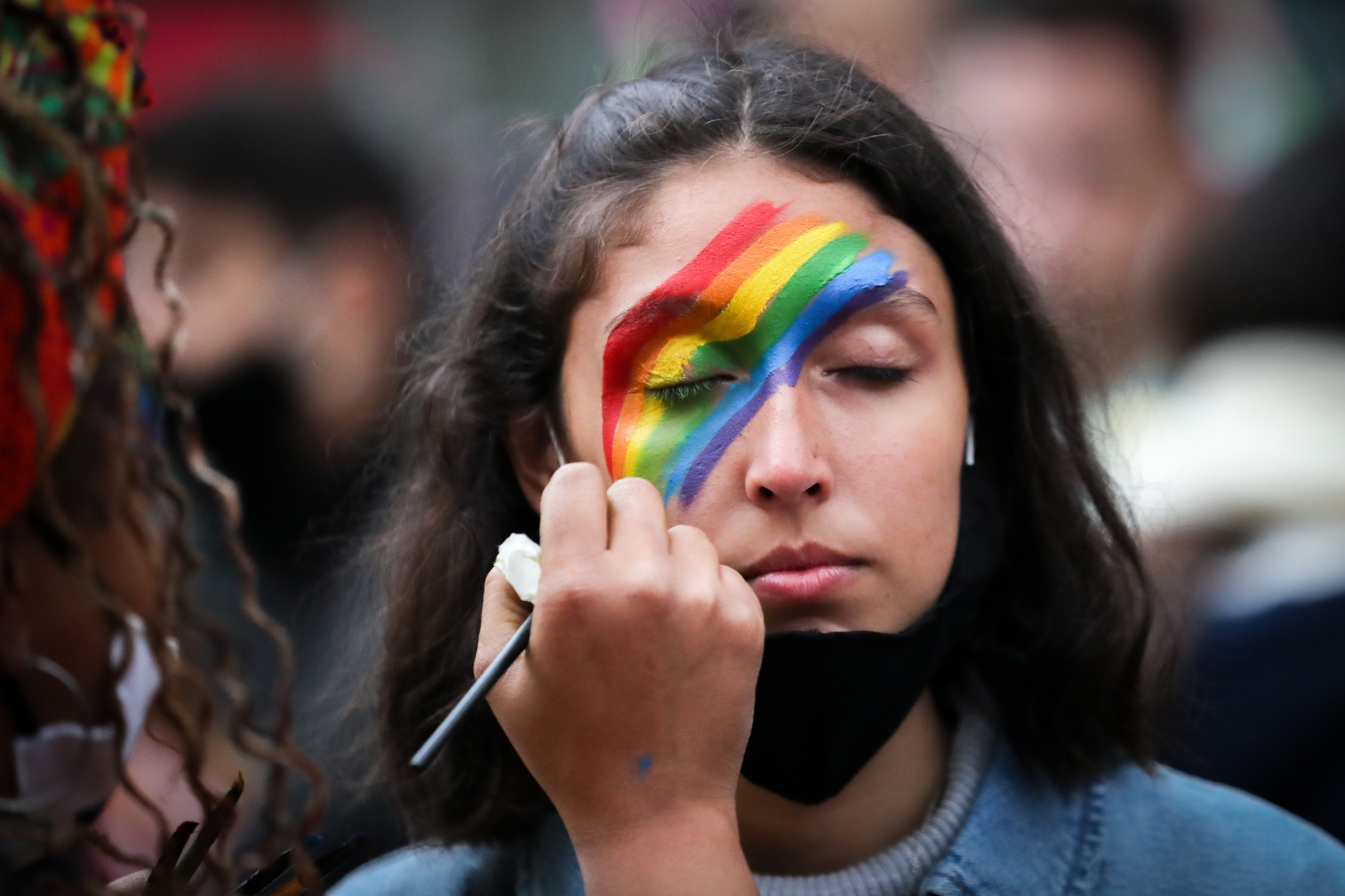 Una mujer fue registrada este viernes al ser maquillada, durante la marcha de la diversidad, en Montevideo (Uruguay). EFE/Ra&#250;l Mart&#237;nez
