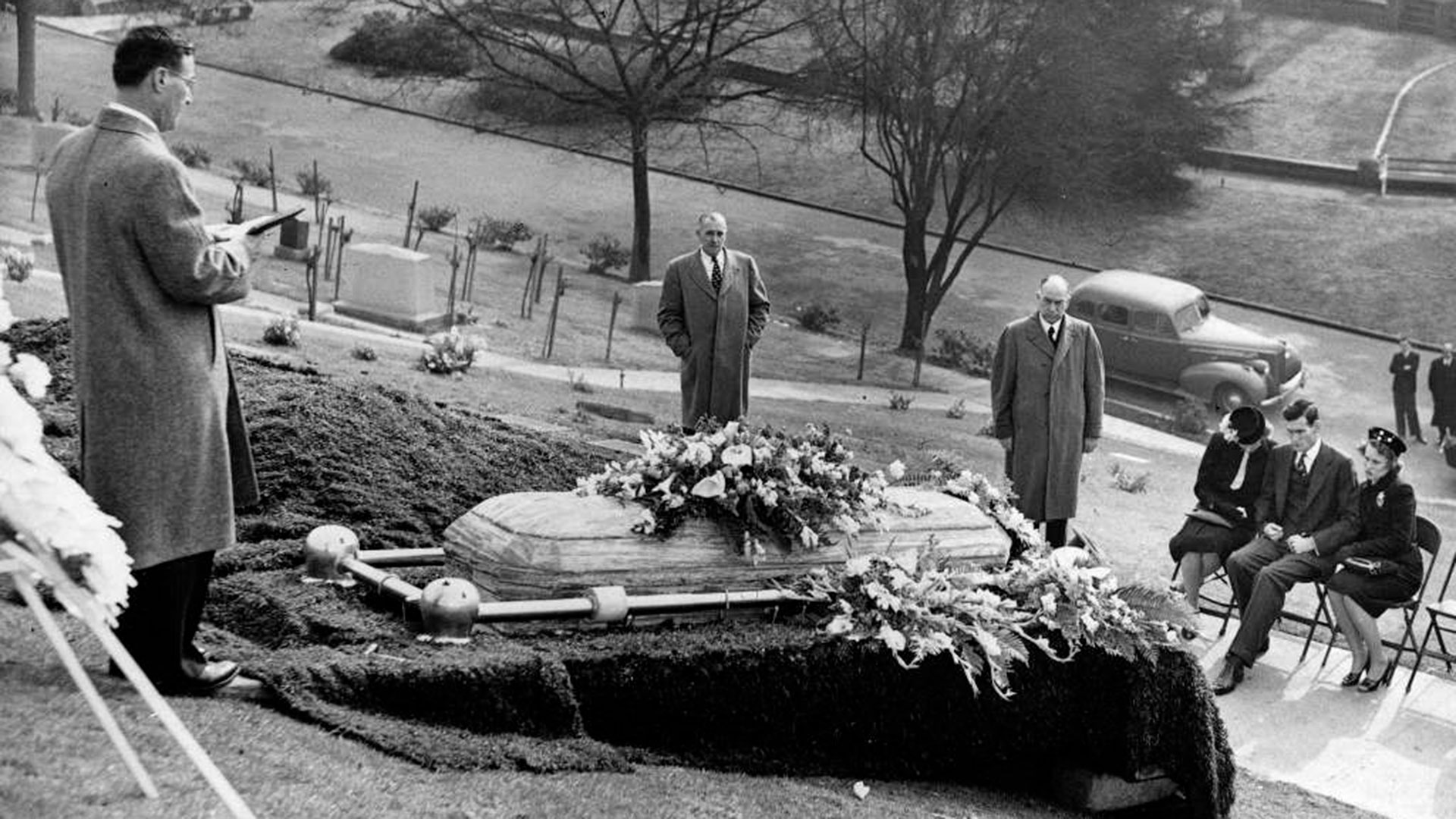 Los funerales de Elizabeth Short el 25 de enero de 1947. El reverento G.R. White ofició el responso en el cementerio de Oakland. Sentados, su madre Phoebe, su primo A.C. White y su hermana Virginia. (AP Photo/Oakland Tribune)