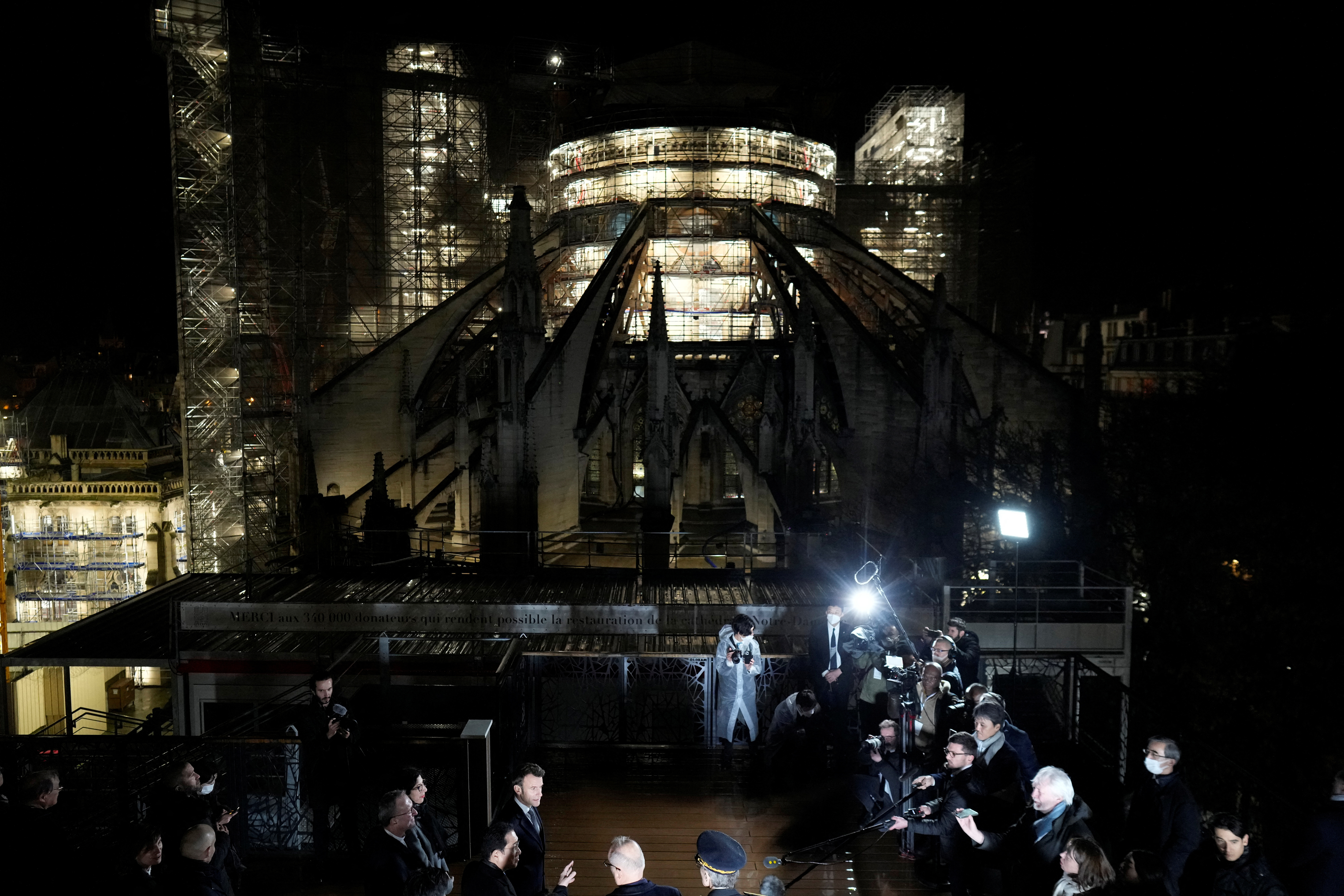 El presidente francés Emmanuel Macron y el primer ministro de Japon Fumio Kishida recorrieron las obras de reconstrucción de Notre Dame, el pasado 9 de enero (Foto: Thibault Camus/Pool via REUTERS)