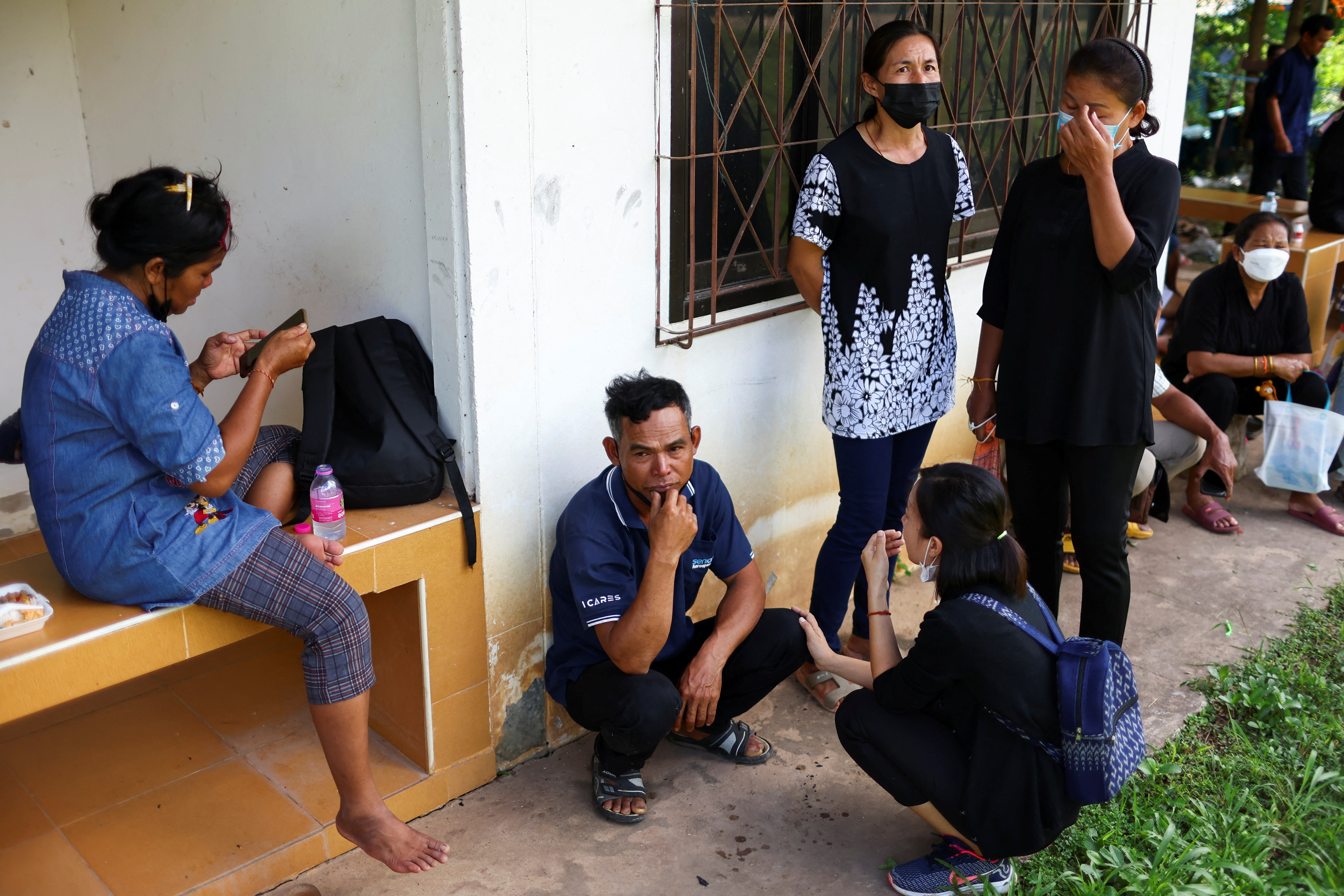 Los padres de las víctimas lloraban frente al edificio REUTERS/Athit Perawongmetha