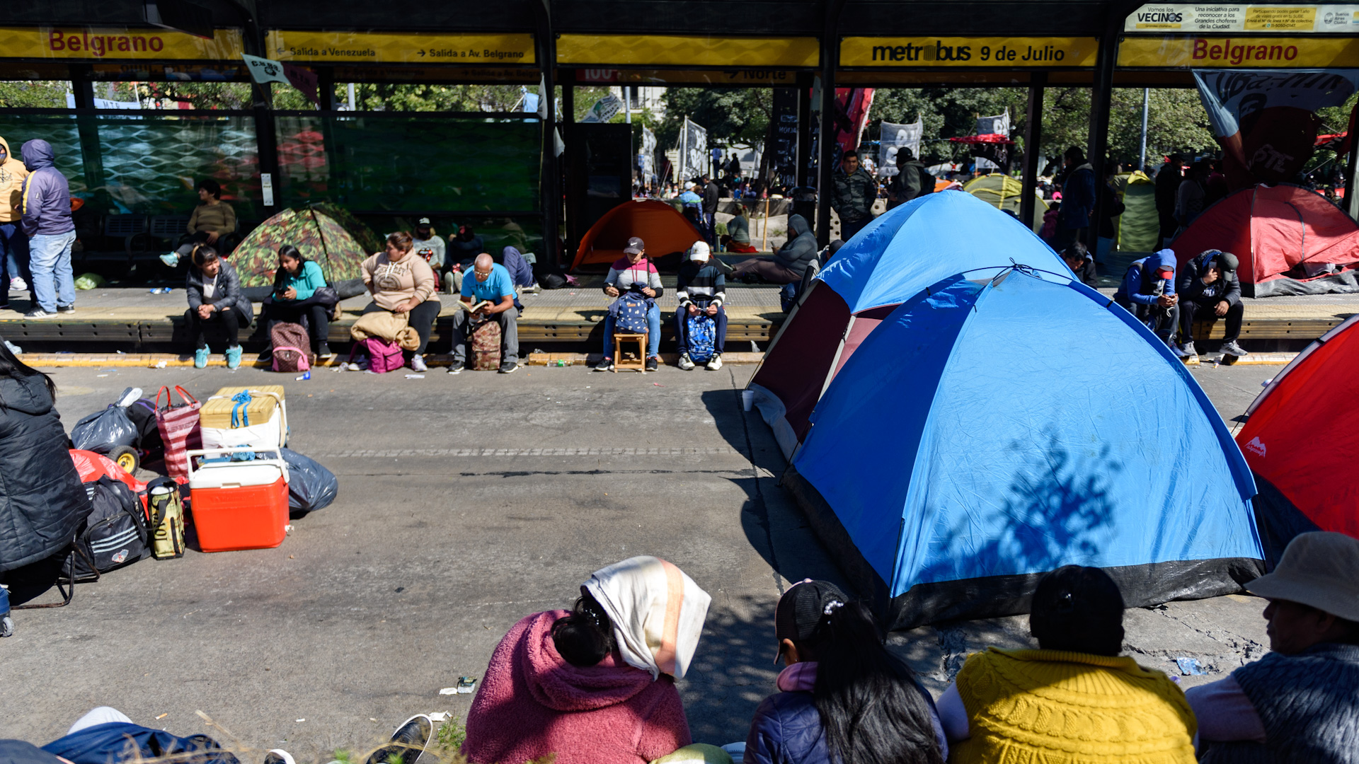 Las carpas se extienden sobre la traza de la 9 de Julio, en el Metrobús