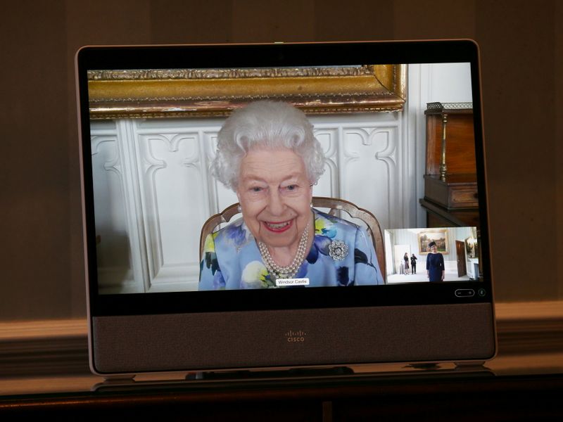 La reina Isabel II utilizó por primera vez a los 94 años una plataforma de videollamadas para un acto oficial en junio de 2020 (Yui Mok/Pool via REUTERS)